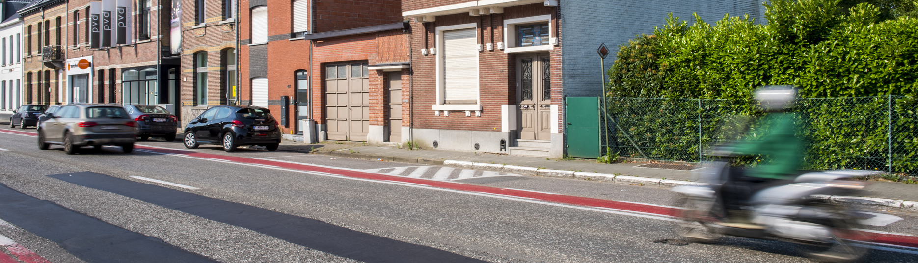 Langs de Kapelsesteenweg ziet u zich vandaag een mix van woningen, handelskernen, detailhandelaars en  grootschalige handelszaken.