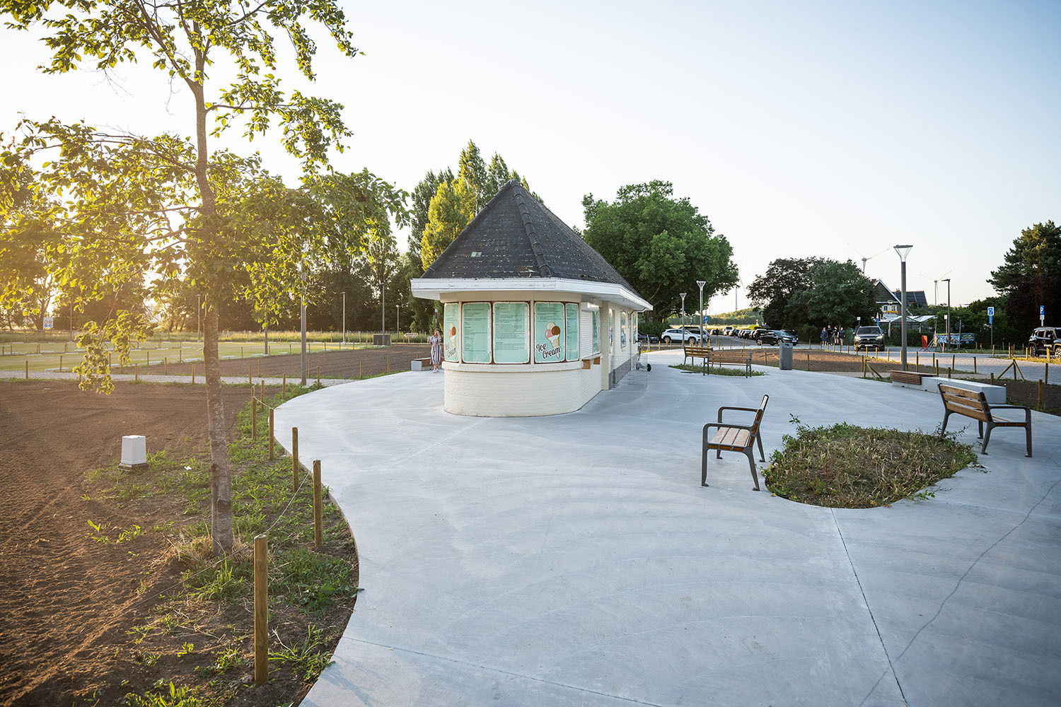 Het einde van de Gloriantlaan werd heraangelegd tot de groene toegangspoort tot Sint-Anneke Plage en de Wandeldijk.