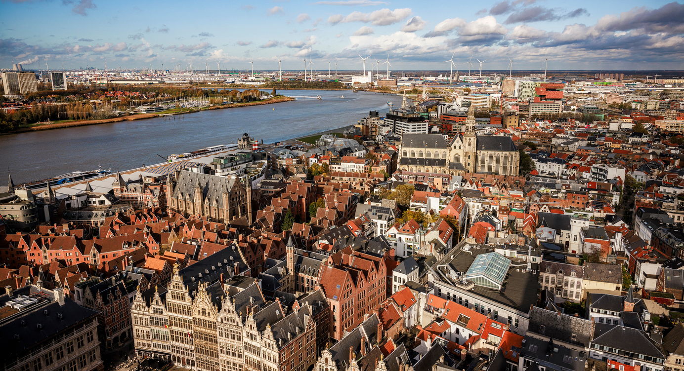 Je ziet het noordelijke deel van het centrum. De Grote Markt valt onderaan net buiten beeld. Je kijkt op de bocht van de Schelde in de achtergrond, met centraal in beeld de Pauluskerk.
.