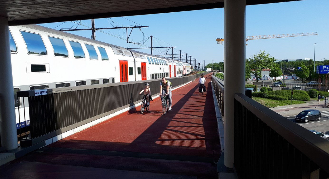 De fietsbrug over het kruispunt van de Antwerpse Singel en de Posthofbrug vanuit het fietsparkeergebouw langs het station.