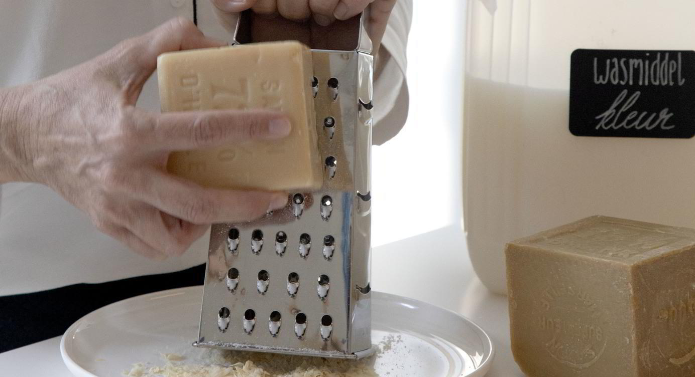 Poetsmiddelen zelf maken met bruine zeep