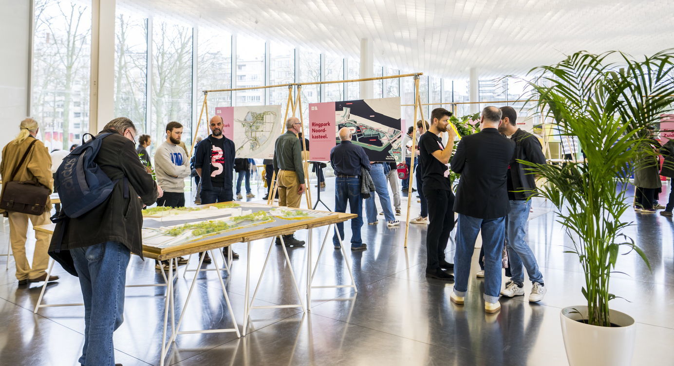 Tijdens de Ringdag 2024 in het Provinciehuis van Antwerpen konden de bezoekers op de expo kennismaken met alle projecten die te maken hebben met het Toekomstverbond. Ze konden er dus ook een stand van zaken krijgen over De Nieuwe Rand.