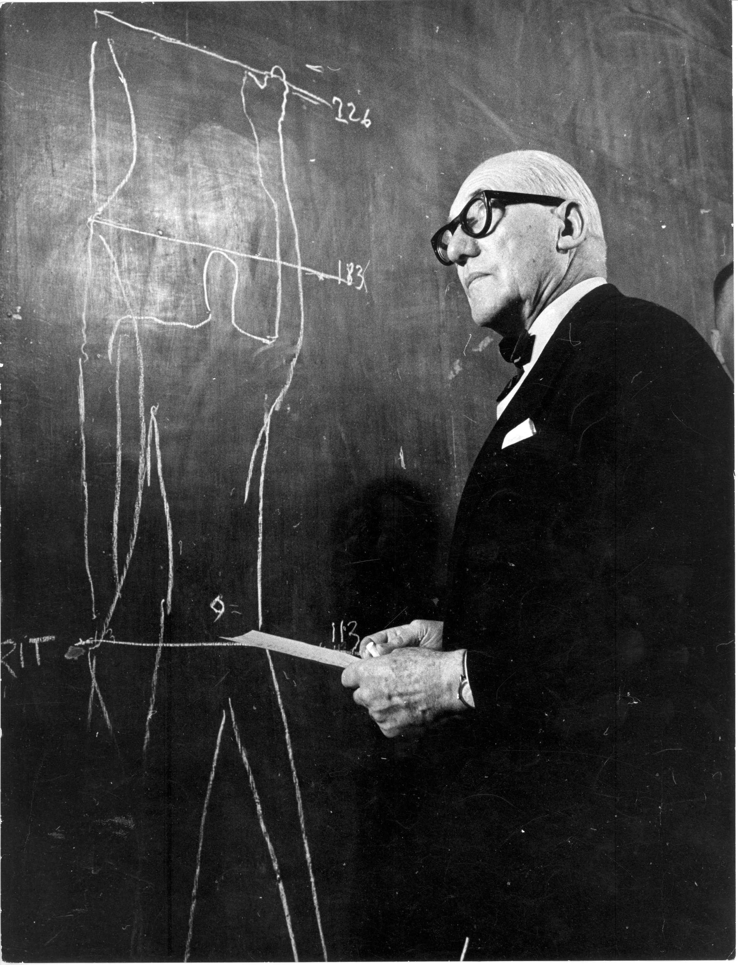 De architect Le Corbusier met zijn menselijke maat of Modulor.