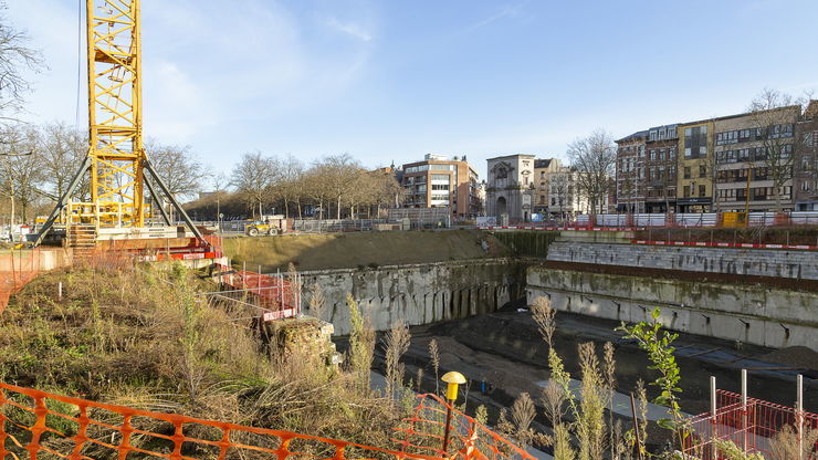 Zicht op de werfpunt van parking steendok met de waterpoort op de achtergrond