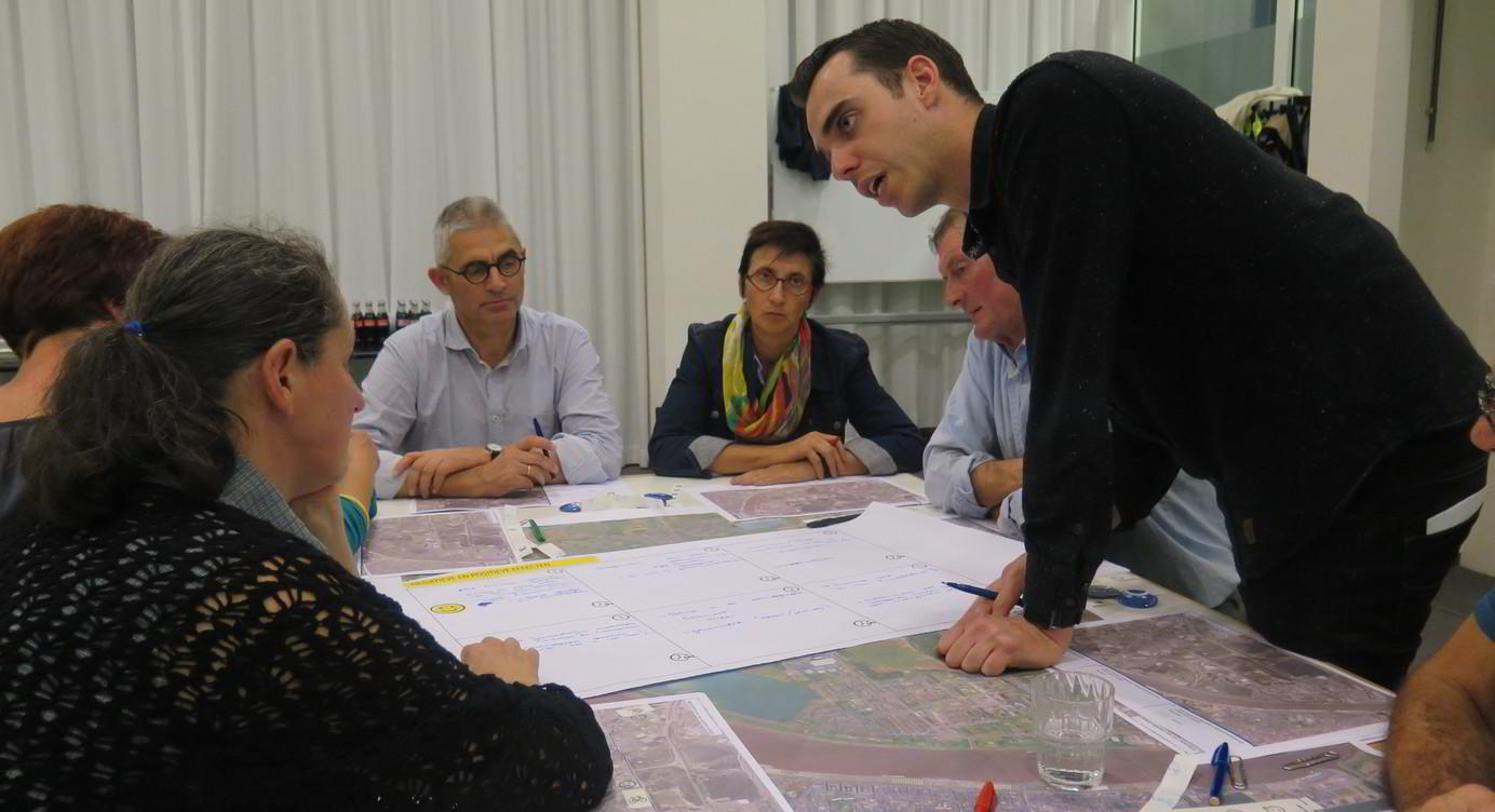 In kleine groep zitten de ontwerpers samen met de inwoners om de details van het plan voor Zone West te bespreken.