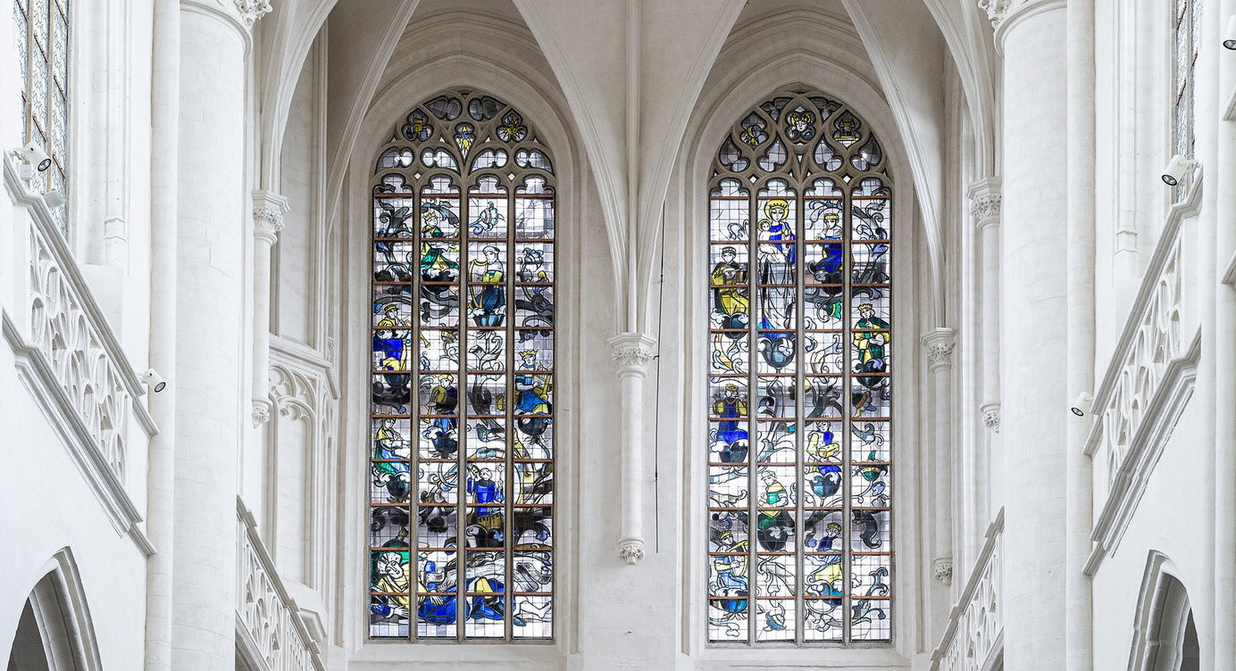 Gerestaureerde glas-in-loodramen in de Sint-Jacobskerk