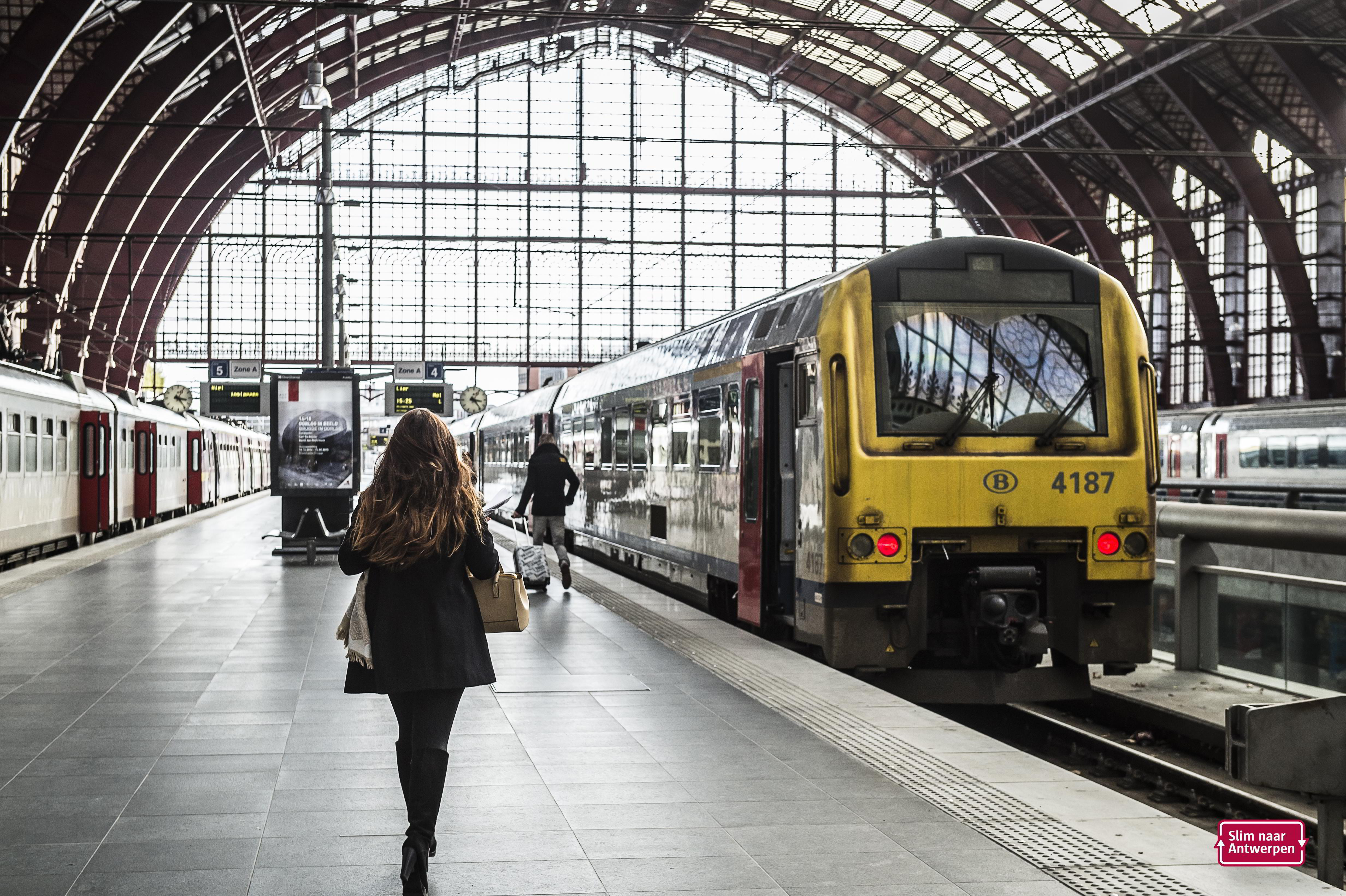 Antwerpen is goed bereikbaar met de trein. Vanaf half 5 's ochtends tot middernacht kunt u op- en afstappen in de stations Antwerpen-Centraal, Antwerpen-Zuid of Antwerpen-Berchem.
