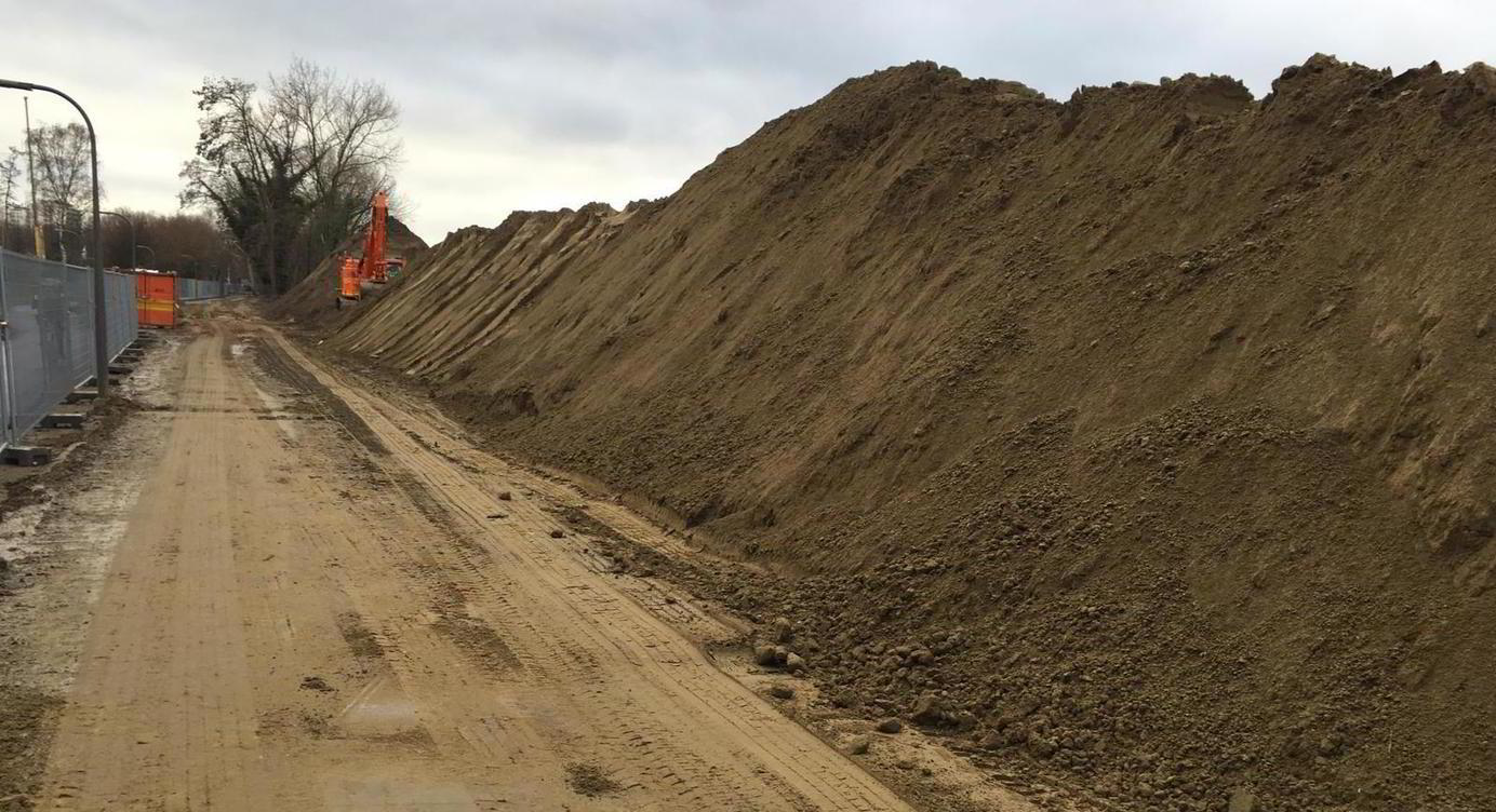 De grond voor de geluidsberm is aangekomen!