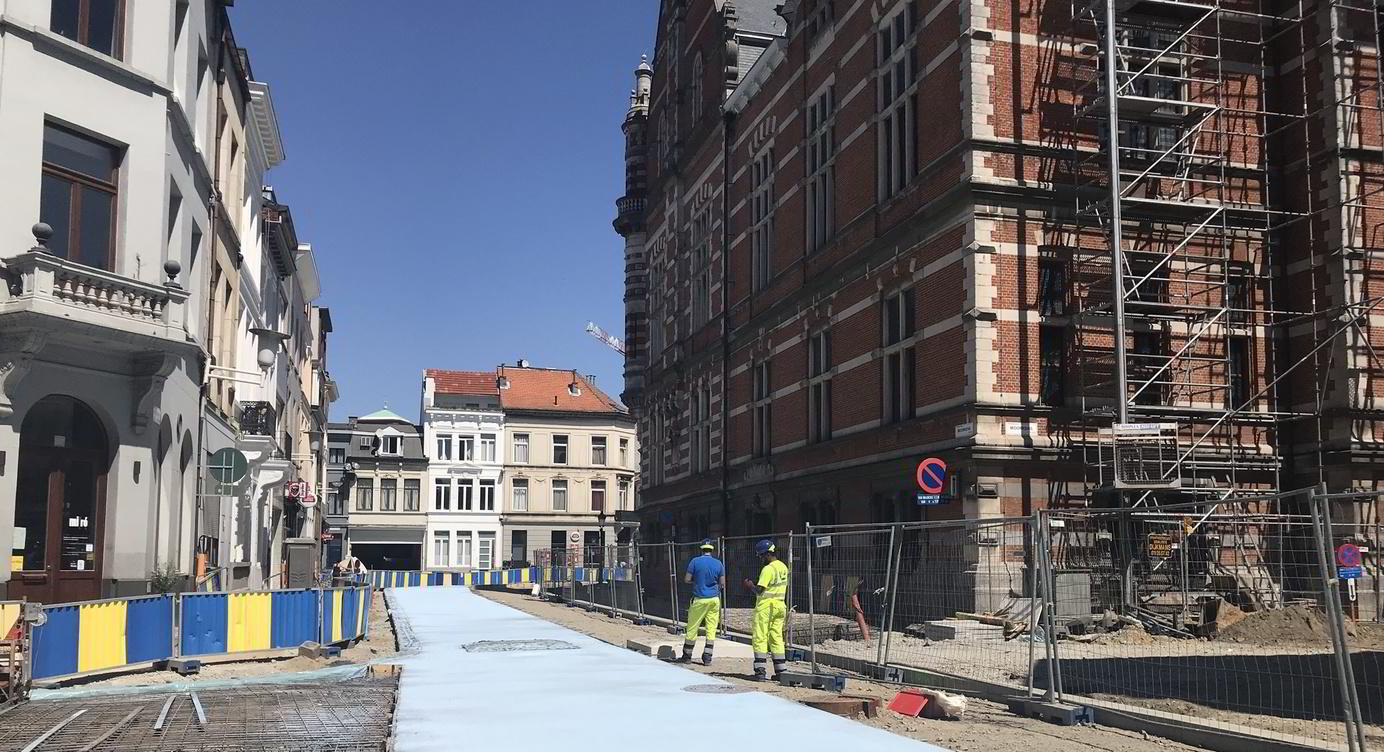 De vers gegoten betonnen rijweg langs het Moorkensplein.
