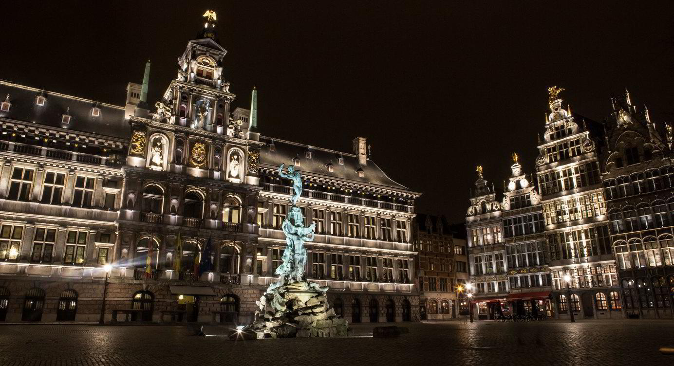 Op 27 februari 2015 werd de nieuwe LED-verlichting van het stadhuis en de Grote Markt voor het eerst aangestoken. Dit ter ere van 450 jaar stadhuis.
