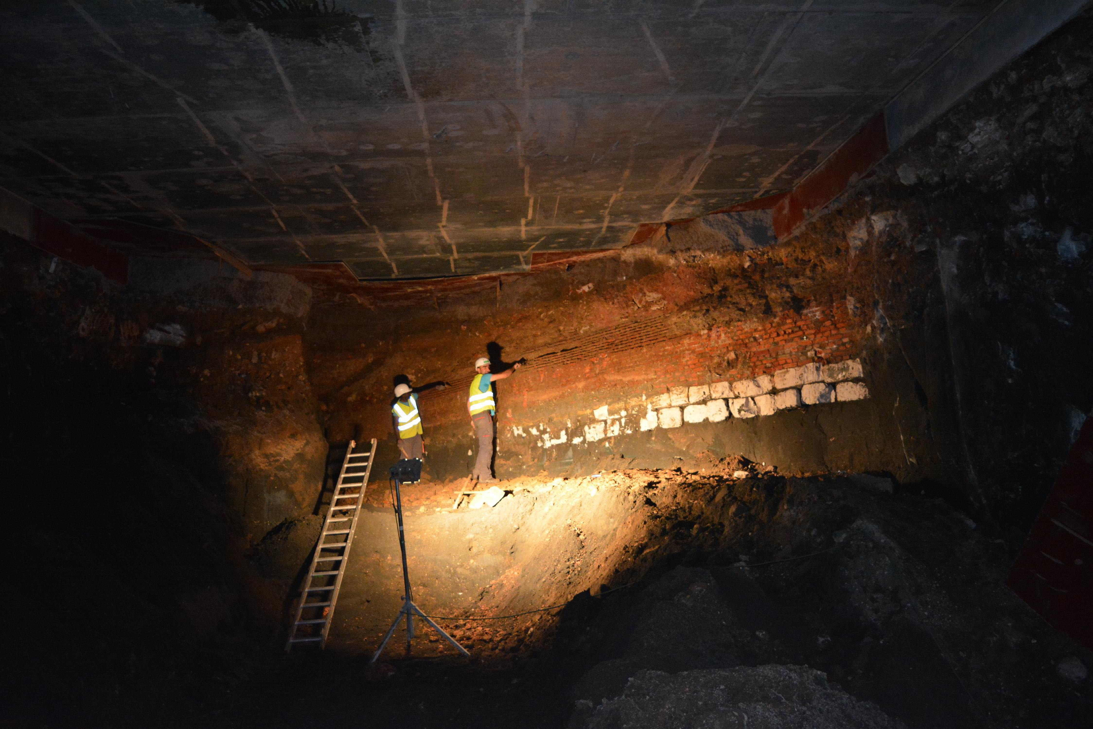In de tunnelsleuf onderzoeken de archeologen de verdere restanten van de stadsmuur aan het Huidevettersbastion.