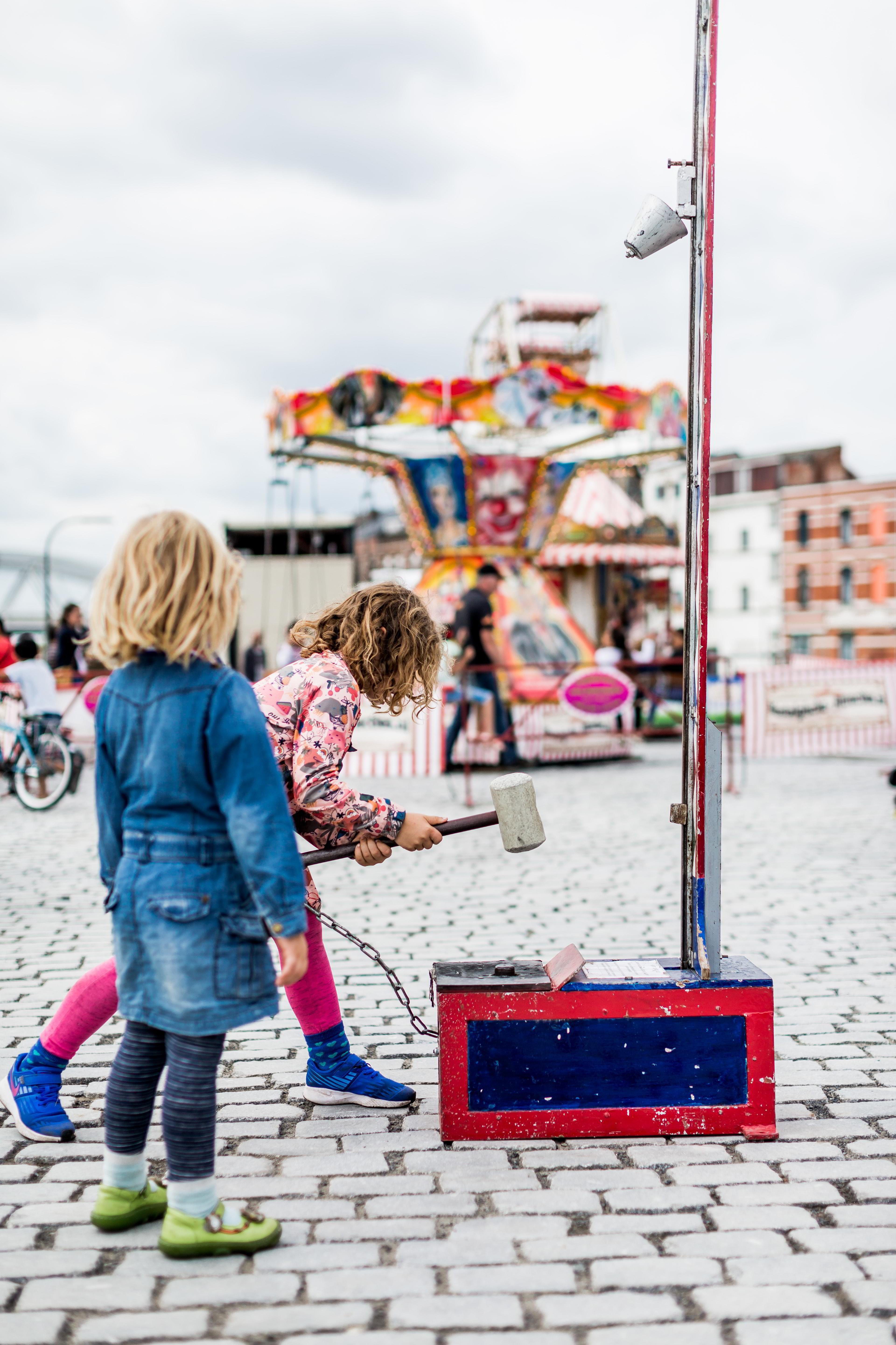 Krachtmeting voor de allerkleinste op de retrokermis op de Ijzerlaan.
