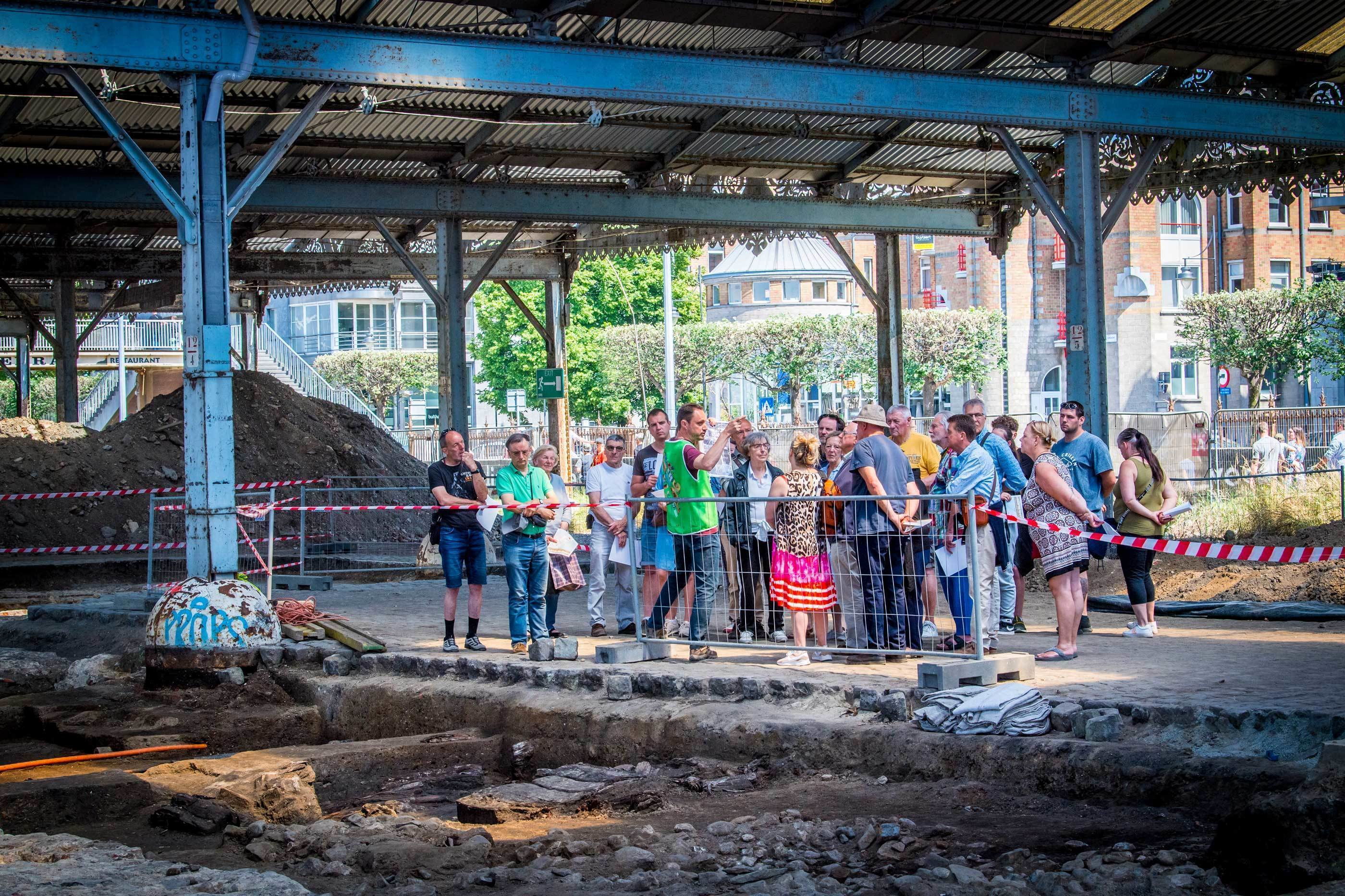 Stadsarcheologen geven duiding bij wat er te zien is en het rijke verleden dat hier aan vooraf ging.