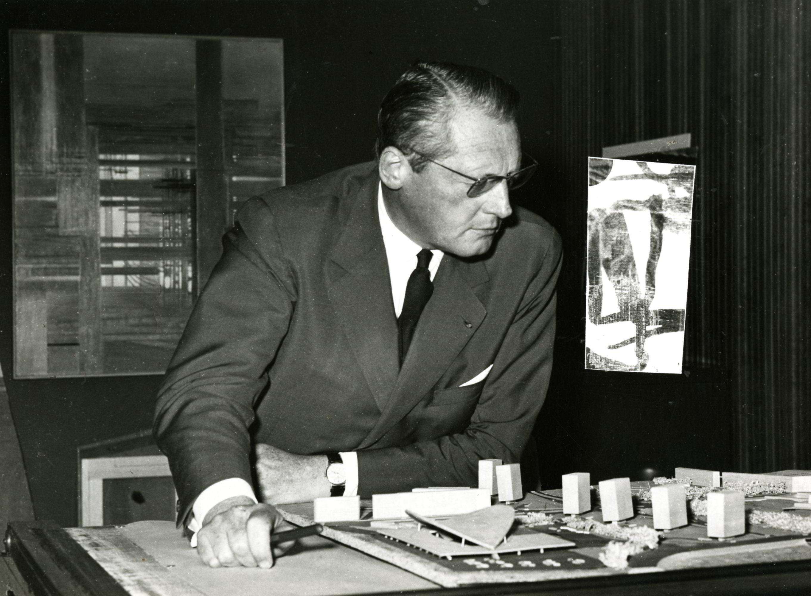 De architect Léon Stynen aan het werk aan zijn maquettetafel.