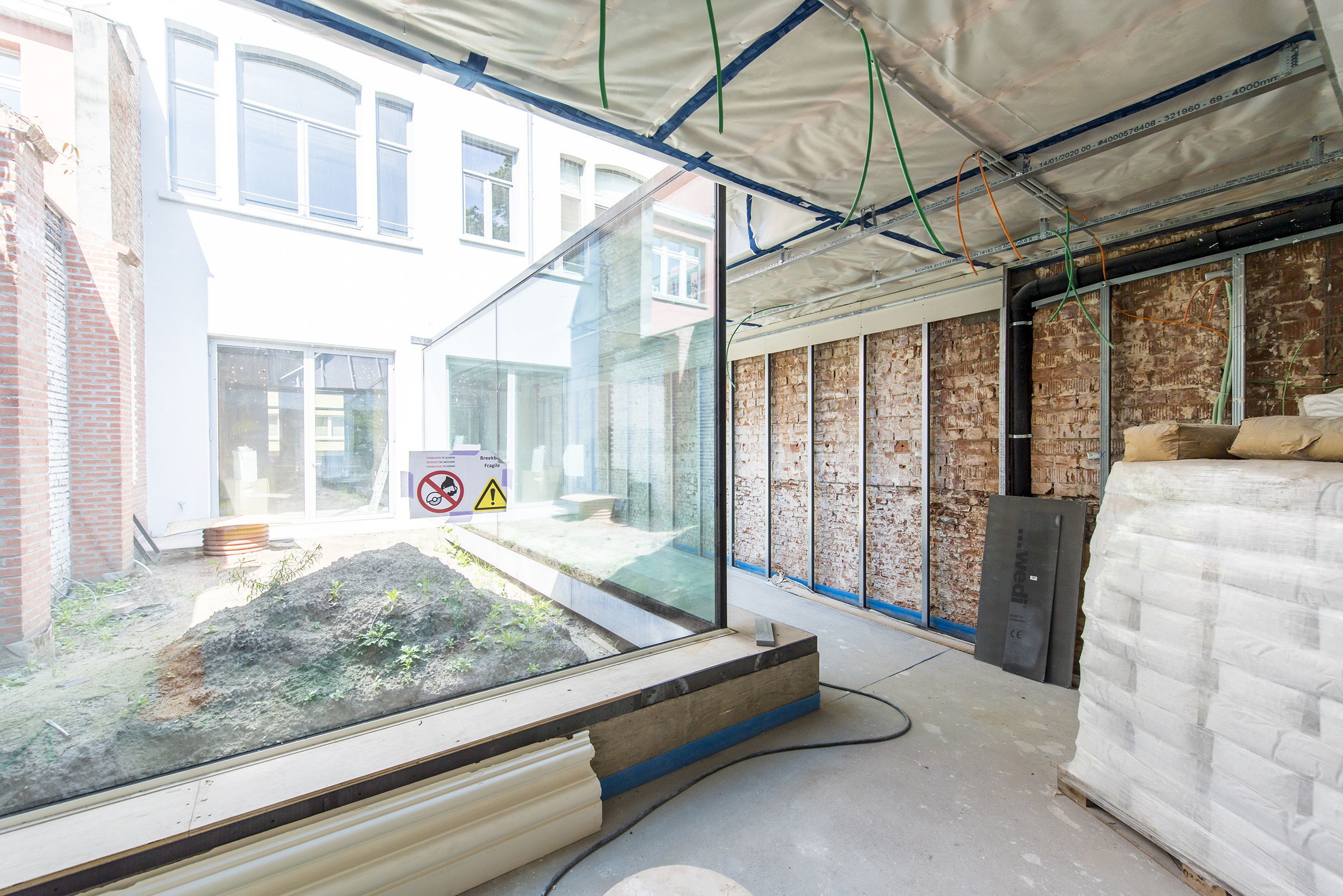 De raampartijen bij de verbinding tussen zaal Harmonie en de conciërgewoning laten veel daglicht toe.