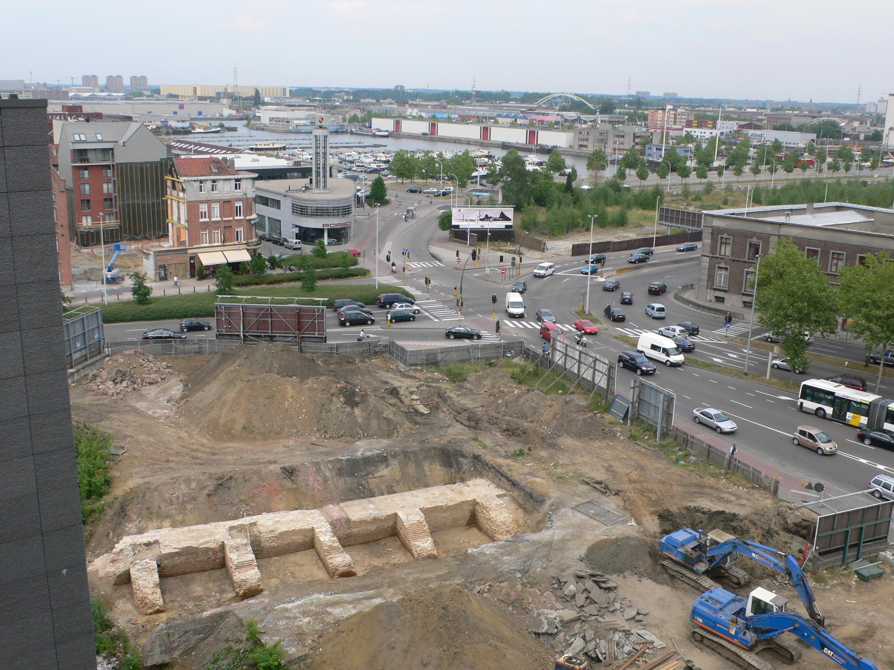 De 16de-eeuwse stadsmuur tijdens archeologisch onderzoek aan de Noorderplaats in 2007.