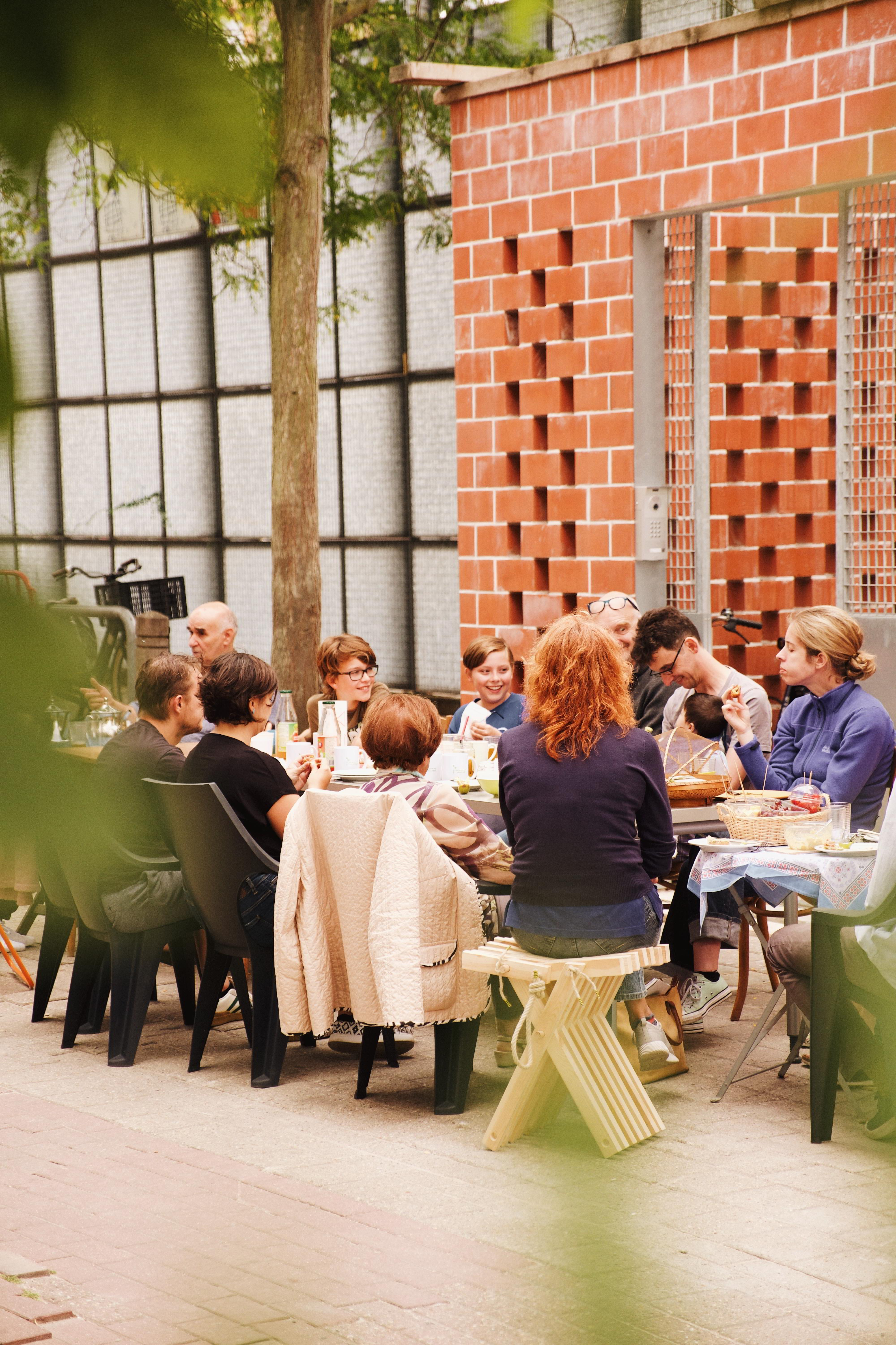 in de tuinstraat in Borgerhout komen bewoners elke eerste zondag van de maand samen voor een buurtbrunch.