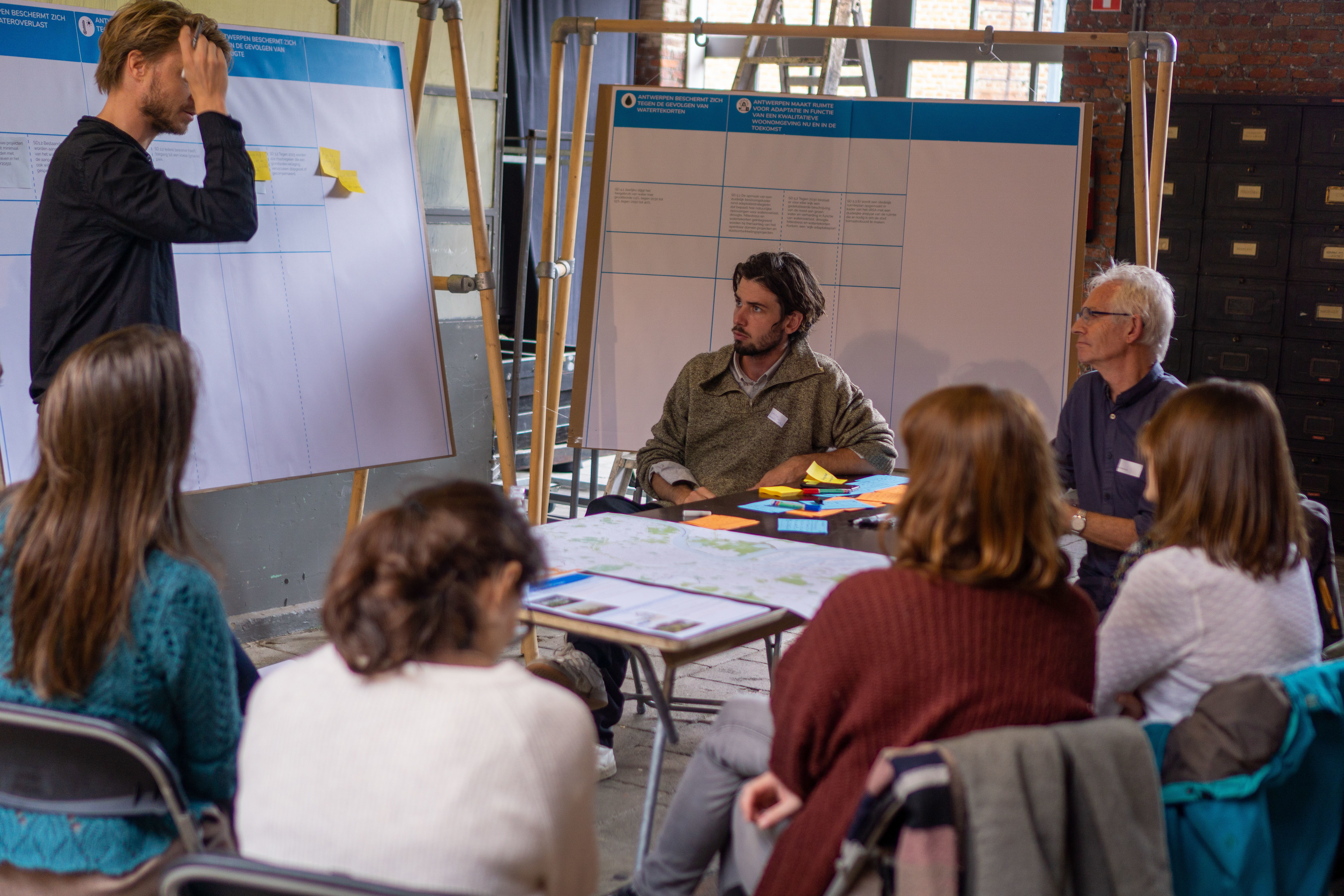 De deelnemers van de werksessies hebben verschillende achtergronden. Zo zijn er burgers, ondernemers, profs, stadsmedewerkers en medewerkers van VZW's aanwezig.