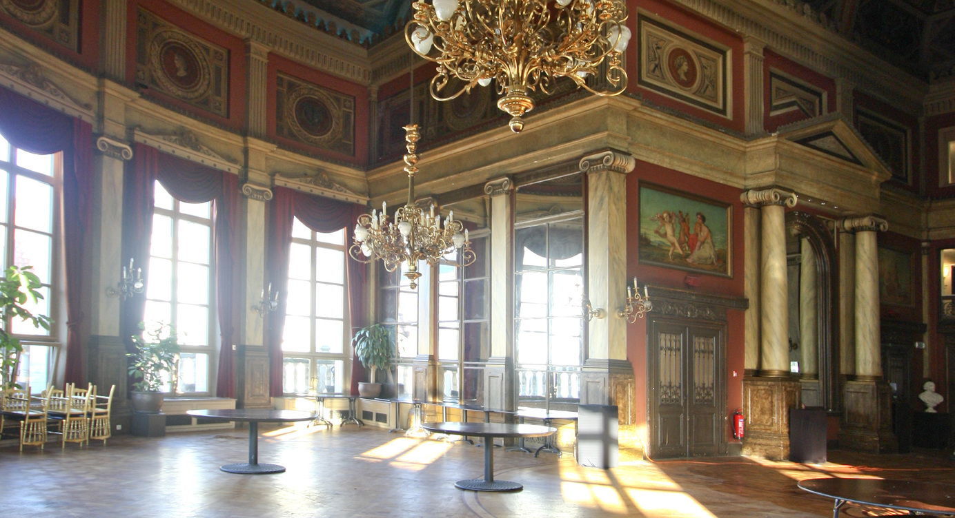 De Foyer van de Bourlaschouwburg is een mooie open ruimte met grote raampartijen en is rijkelijk gedecoreerd.