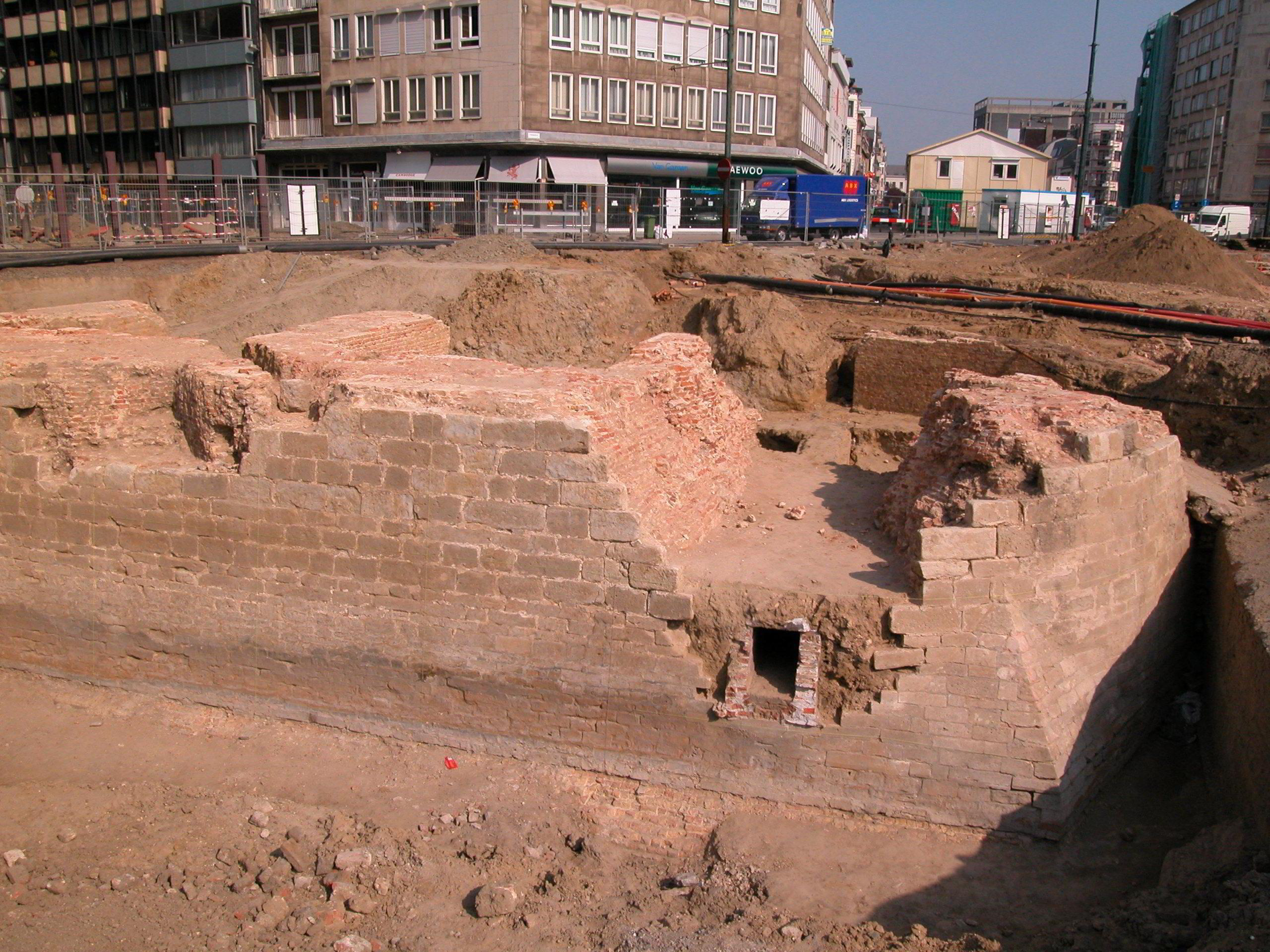 De opgraving van het Keizerbastion met zicht op de piramide (2003).