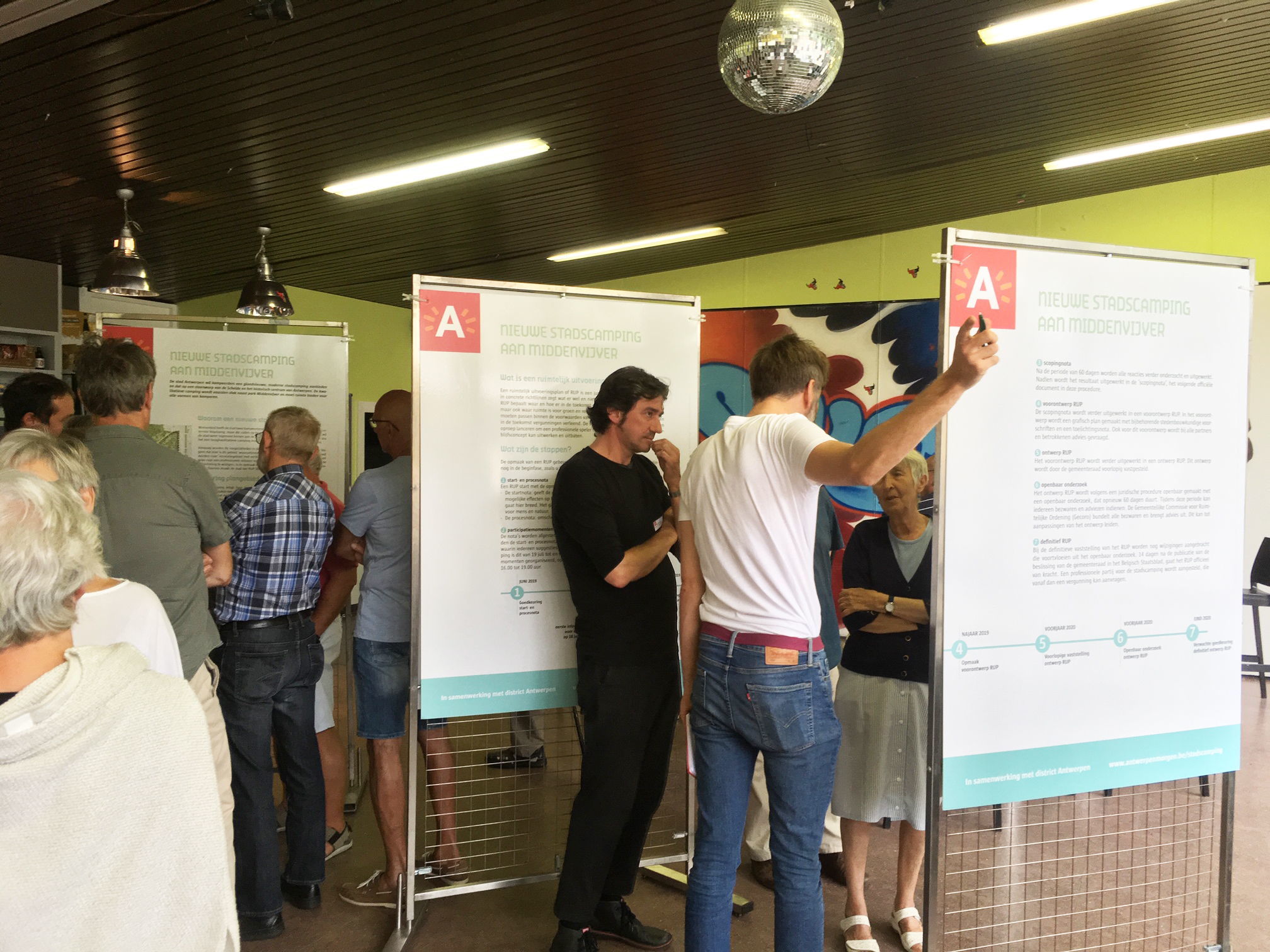 Sfeerbeeld van het eerste infomoment voor RUP Stadscamping, op donderdag 18 juli 2019 bij korfbalclub Sikopi in Linkeroever.