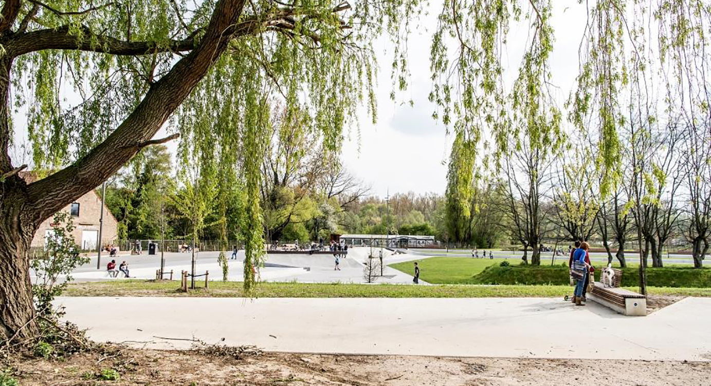 Zicht op het centrale plein en het skatepark, met links het gebouw voor het toekomstige jeugdcentrum.