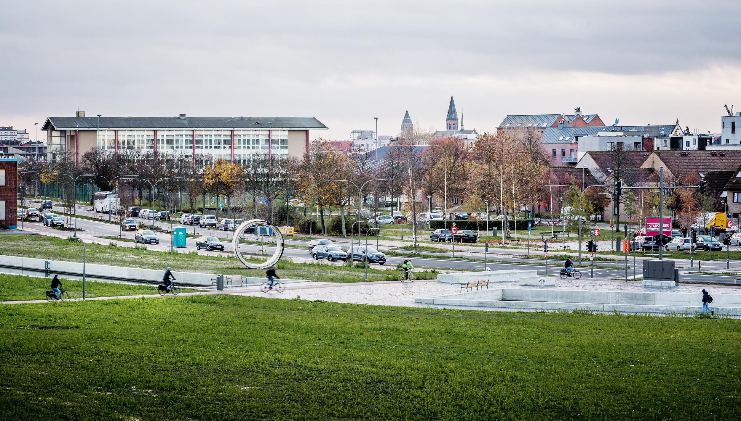 De fietsbrug sluit aan op het Singelfietspad langs de vernieuwde IJzerlaan en Slachthuislaan.  Het sluit ook aan op de Rode Loper Spoor Noord, een aaneenschakkeling van fietsstraten naar het centrum van de stad.