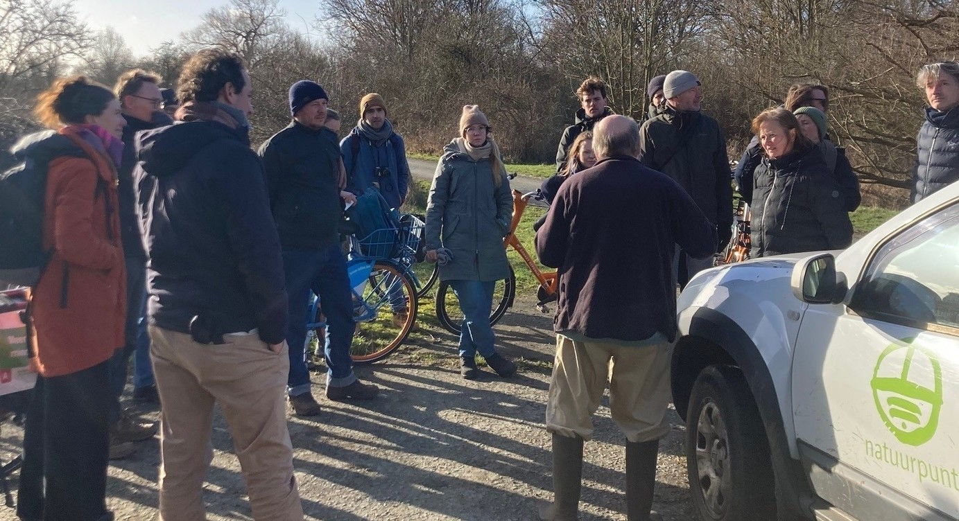 Een medewerker van Natuurpunt geeft tekst en uitleg bij de wateruitdagingen in het gebied Oude Landen.