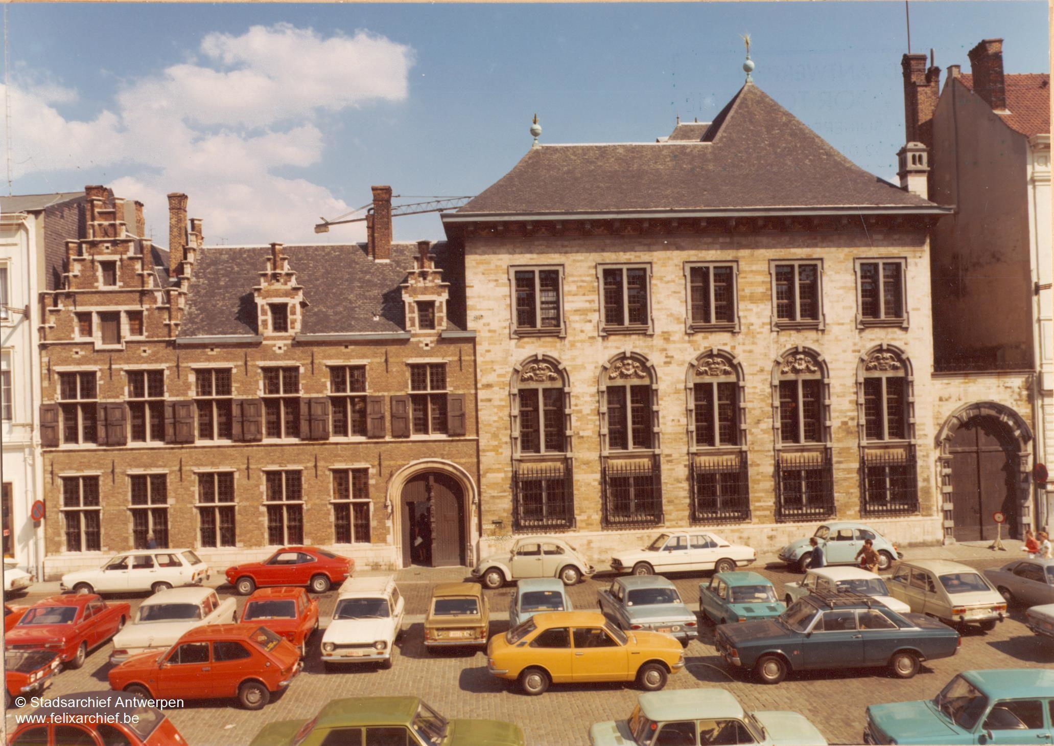 Gelukkig geen snelweg naar de Meir maar de Wapper werd wel een parking in de jaren '60 van de vorige eeuw.