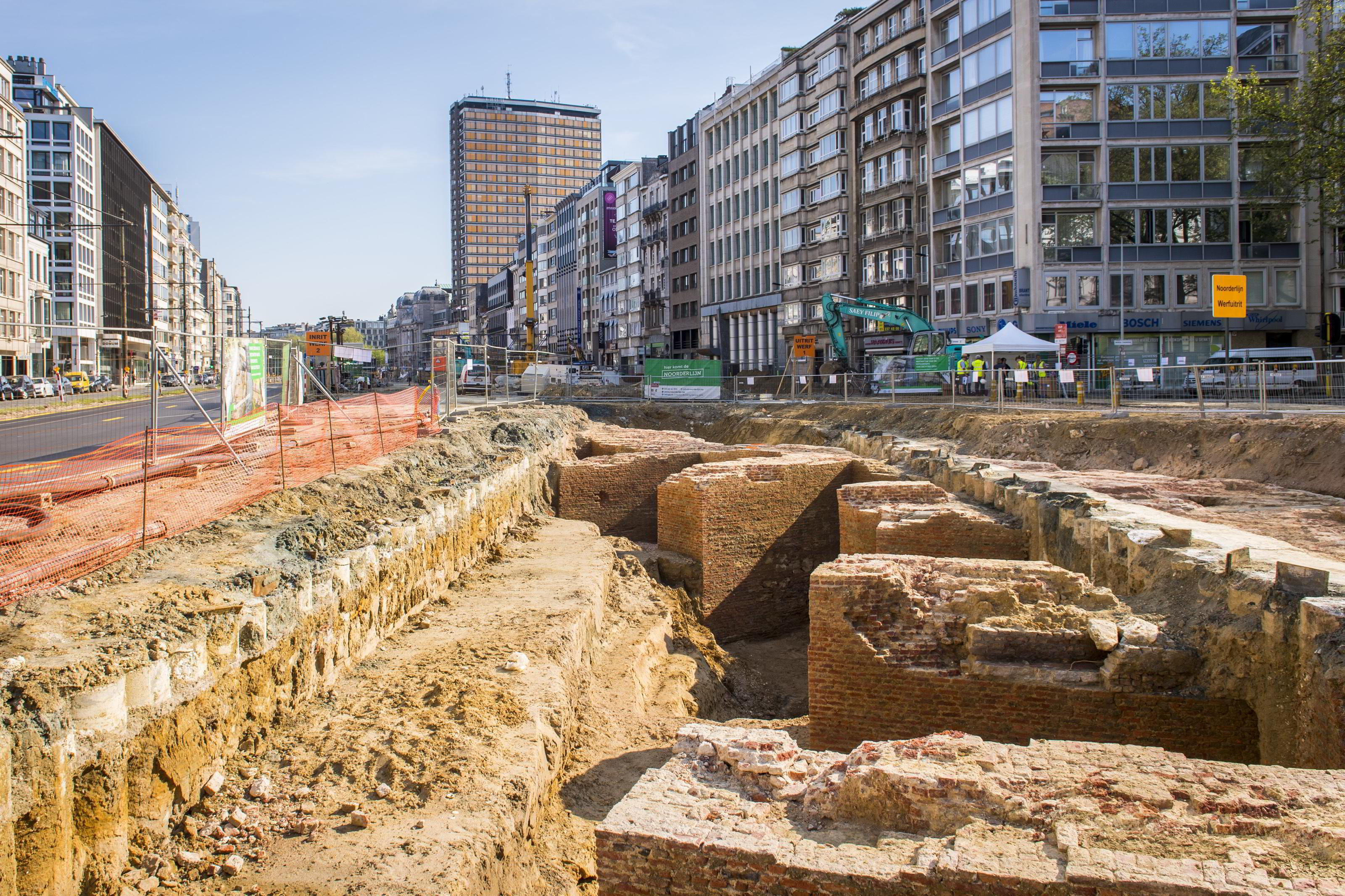 Zicht op de stadsmuur van het Huidevettersbastion.
