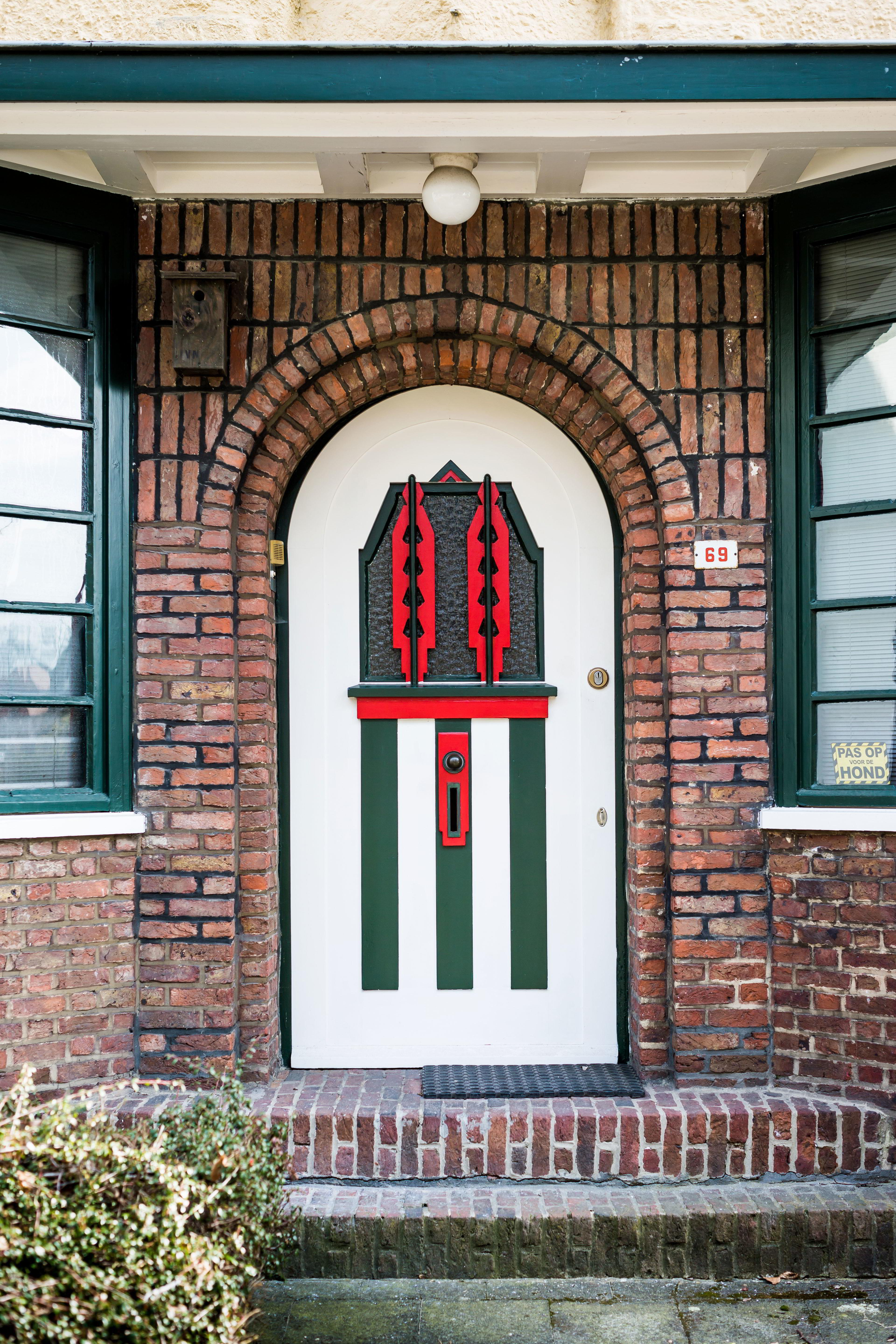 De mate van detail in de plaatsingvan de bakstenen, de keuze van de kleuren voor de deuren geeft de wijk een aparte sfeer en eigenheid.