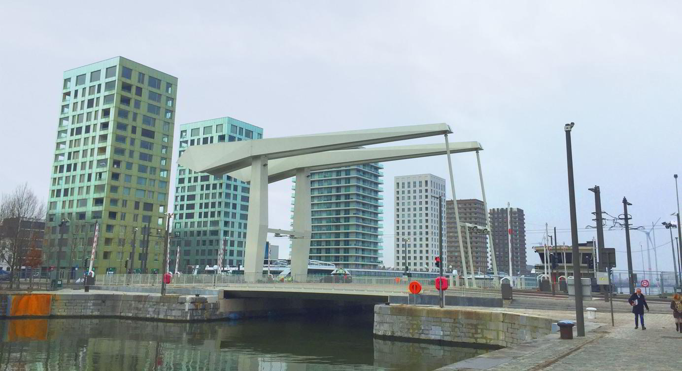 De nieuwe Londenbrug met de hameistijlen langs de zijde van de Amsterdamstraat.