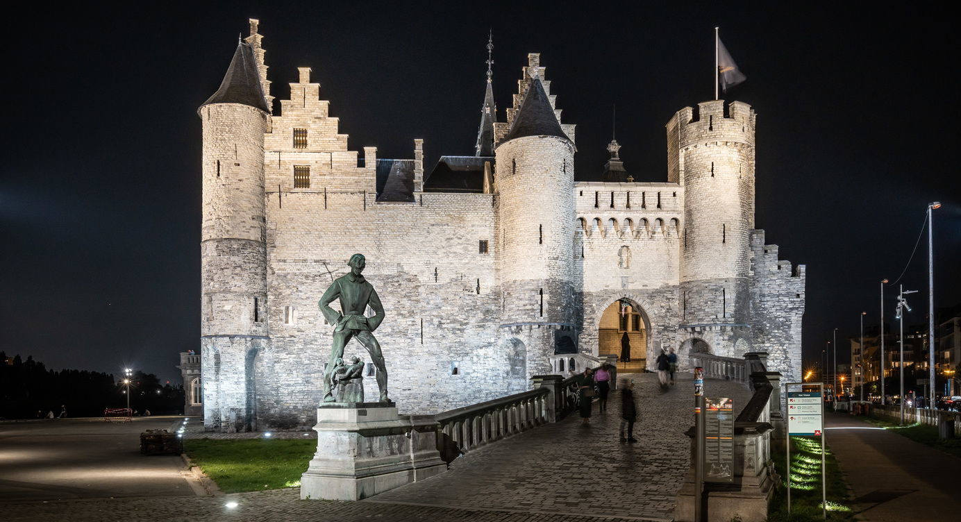 Nieuwe gevelverlichting van Het Steen
