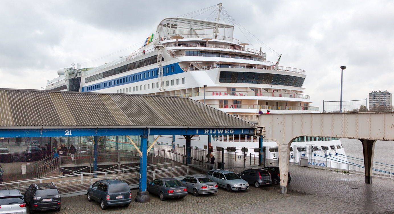 De hangars en de cruiseterminal tussen Het Steen en het Zuiderterras