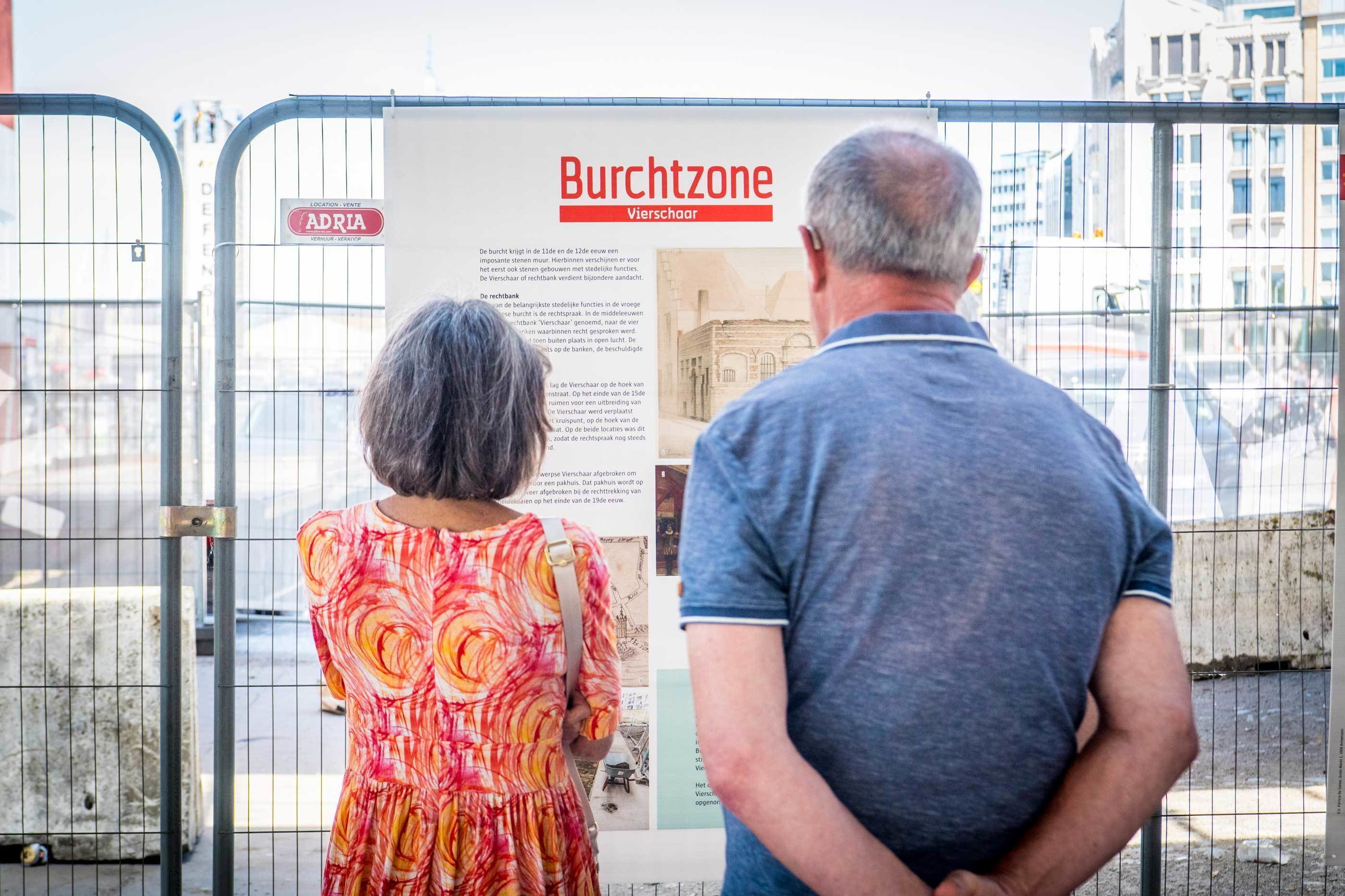 Infopanelen tonen in tekst en beeld wat er ooit op deze plek stond.