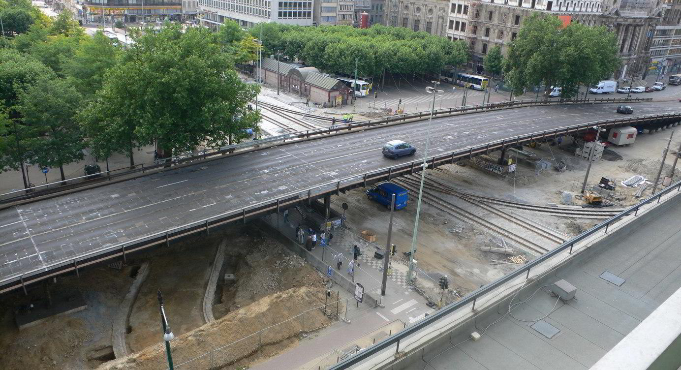 Zicht op de schachten onder de 'Ijzeren brug' waar de restanten van de Kipdorpsite terug aan het licht komen.