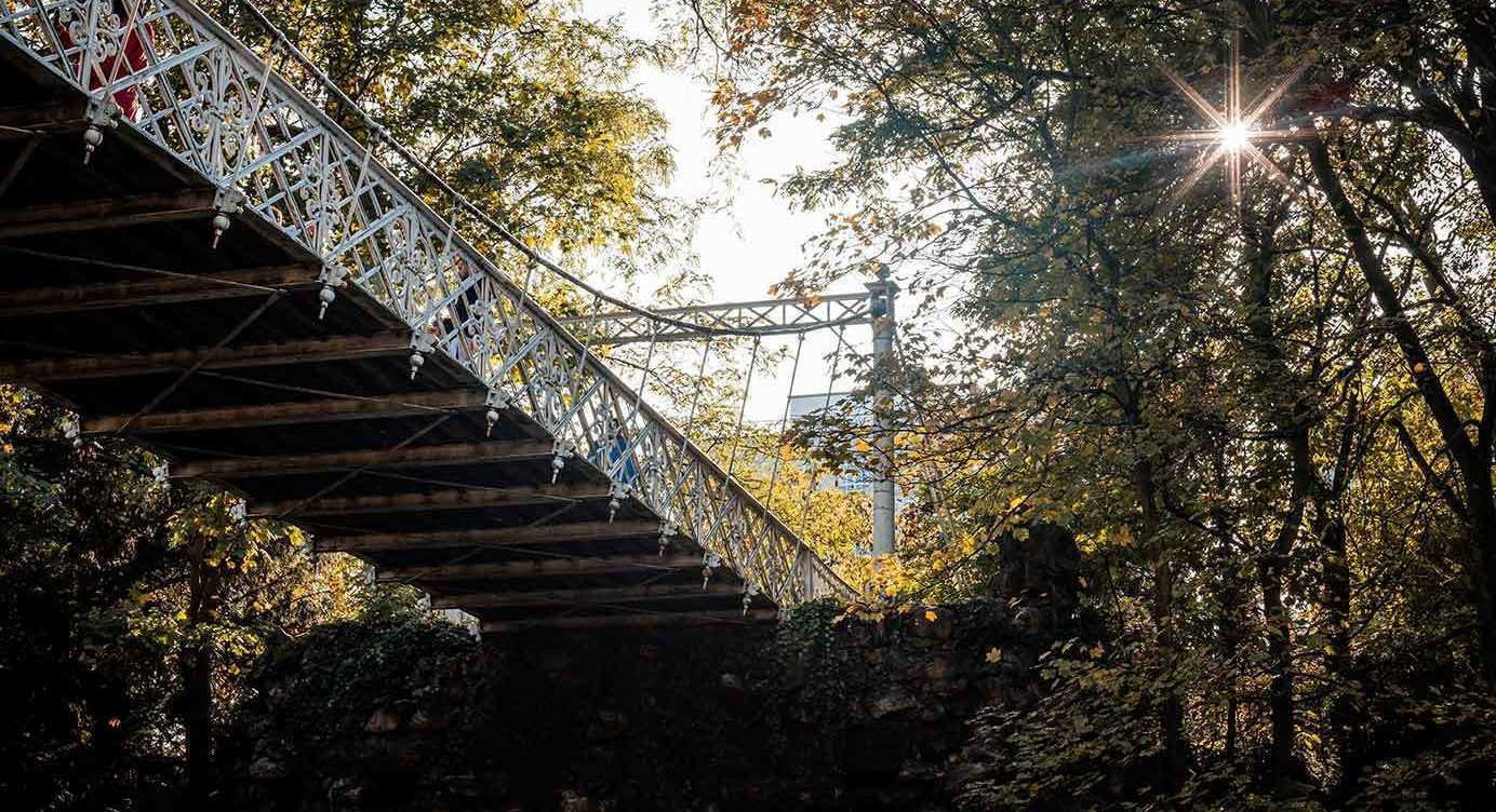 Keiligbrug van onderuit bekeken.