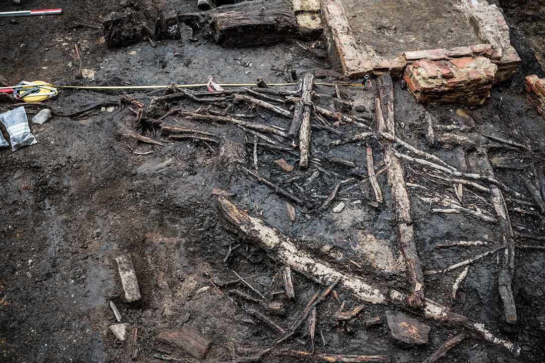 Meestal is het hout vergaan of zijn er nog archeologische sporen van hout, maar in dit geval is het hout bijzonder goed intact gebleven. Dit geeft inzicht in de bouwwijze en materialen die in (vermoedelijk) de 13de eeuw gebruikt werden.