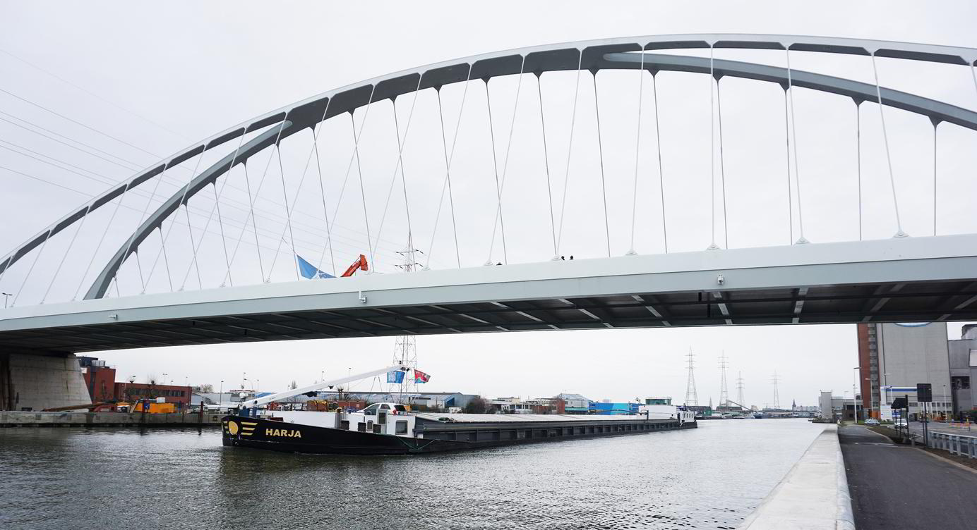De nieuwe brug van den Azijn over het Albertkanaal is open.