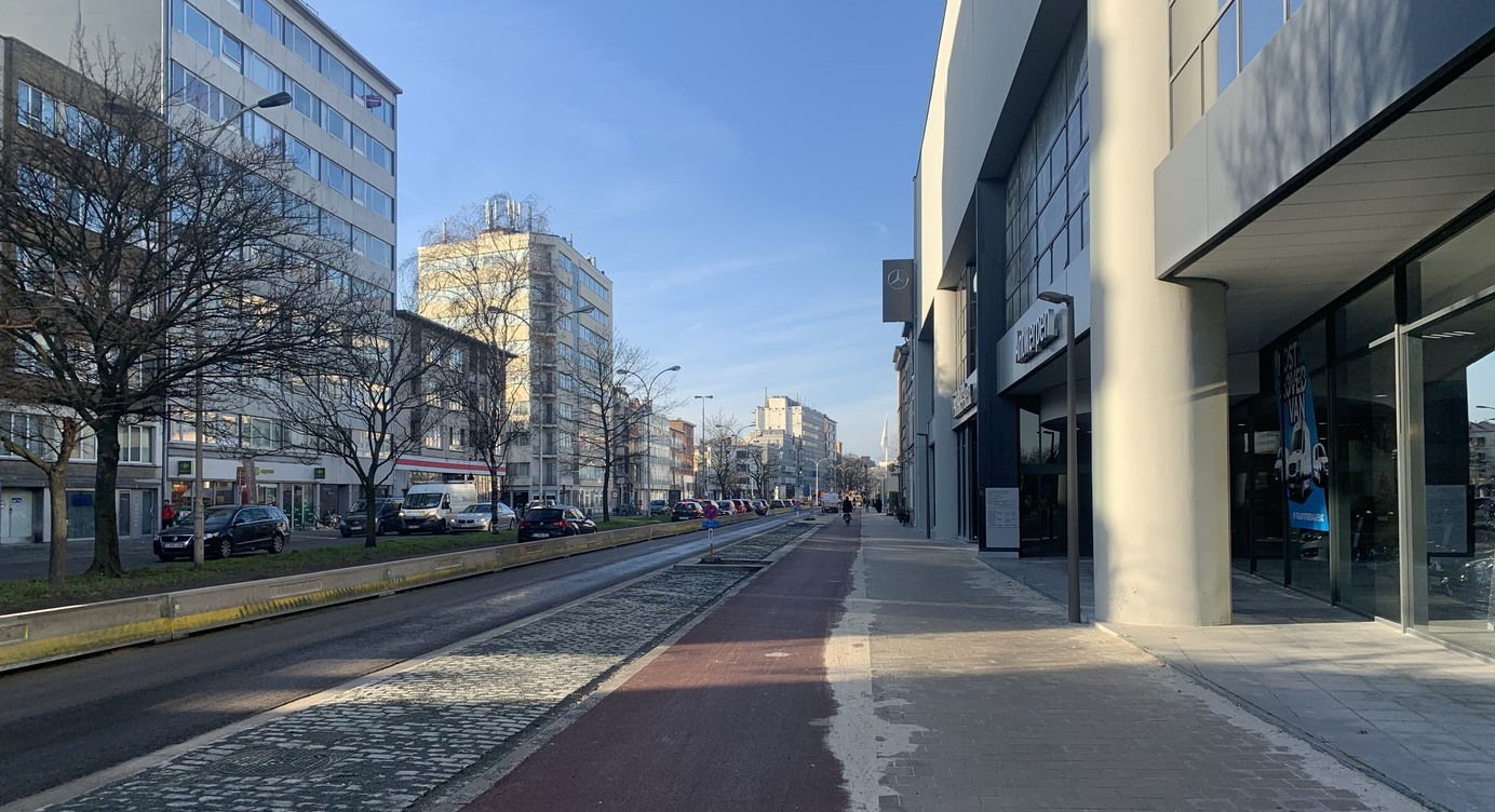 Zicht op de nieuw aangelegde parkeervakken en het nieuwe fietspad richting centrum van de stad.