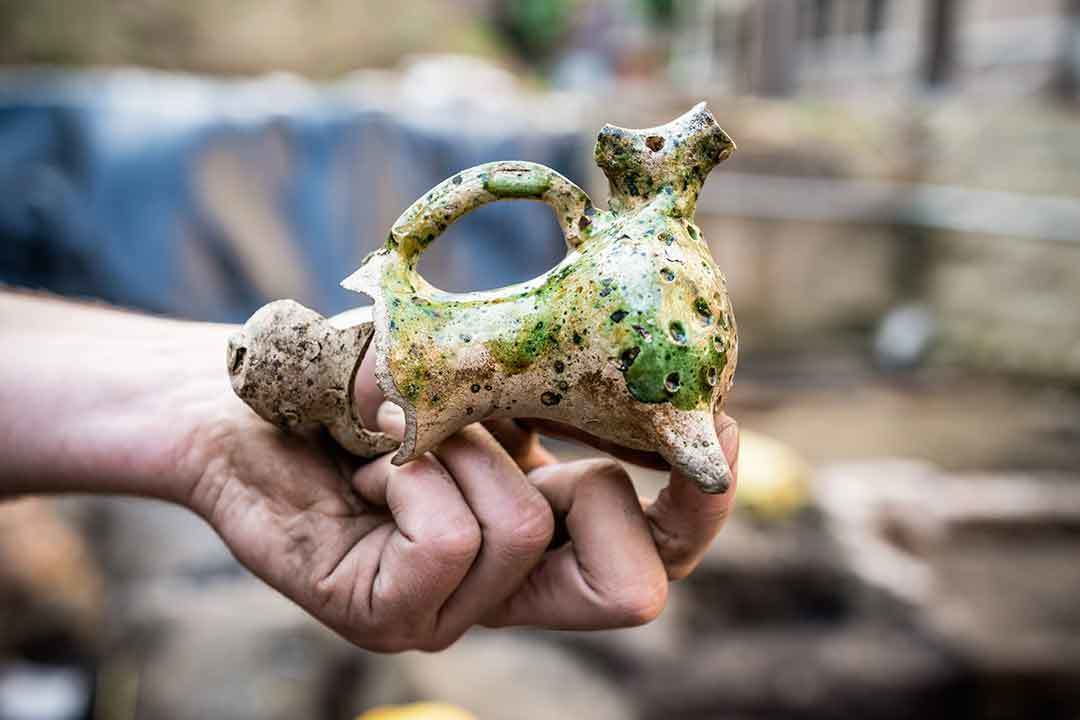 Een kuil uit de 14de-15de eeuw bevatte een aquamanile. Dit is een uitzonderlijk object in onze contreien. Het is een kruikje in de vorm van een dier dat gebruikt wordt om de handen te wassen.