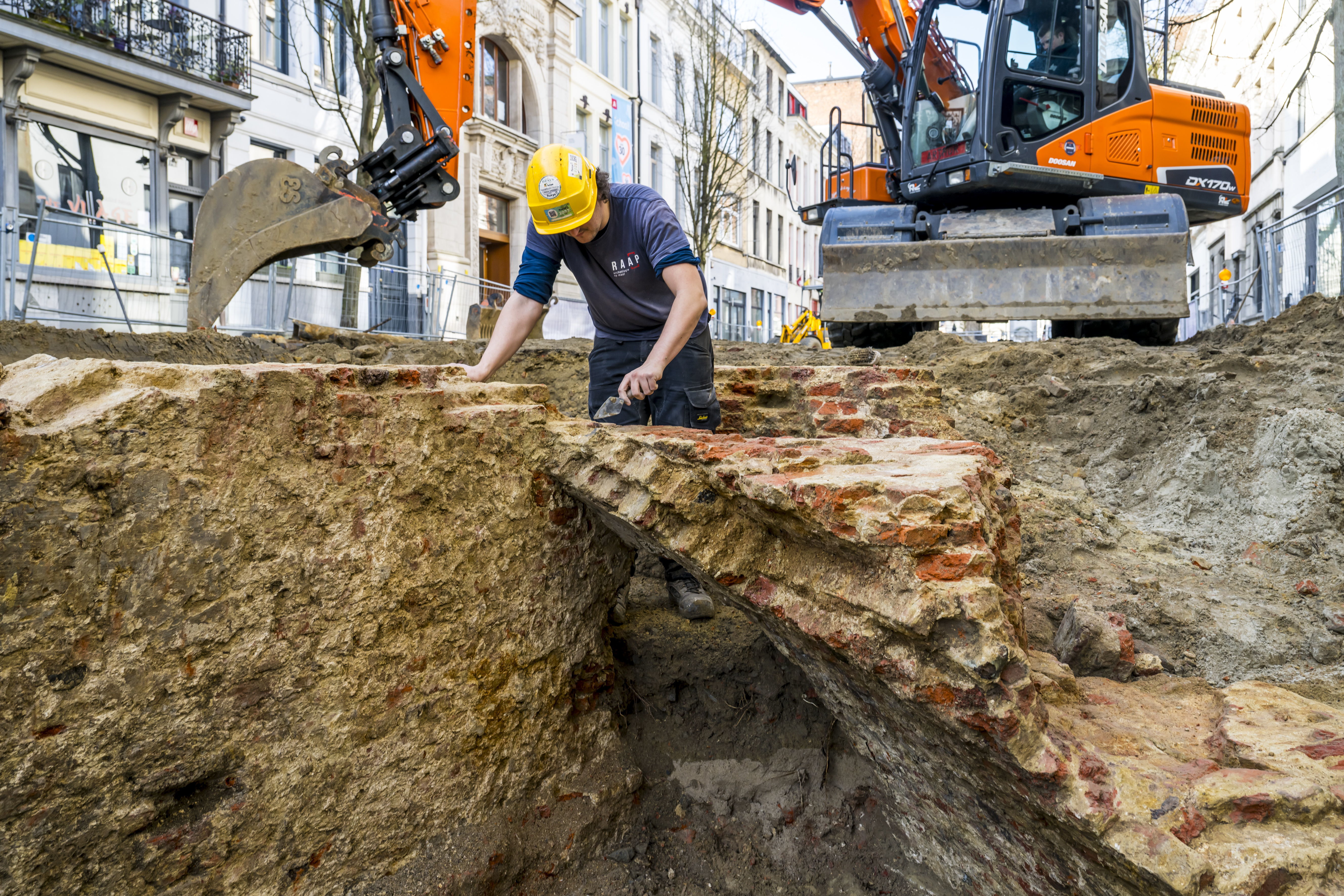 Archeologen leggen goed bewaarde resten van de originele 16de-eeuwse kazernes van de citadel bloot.
