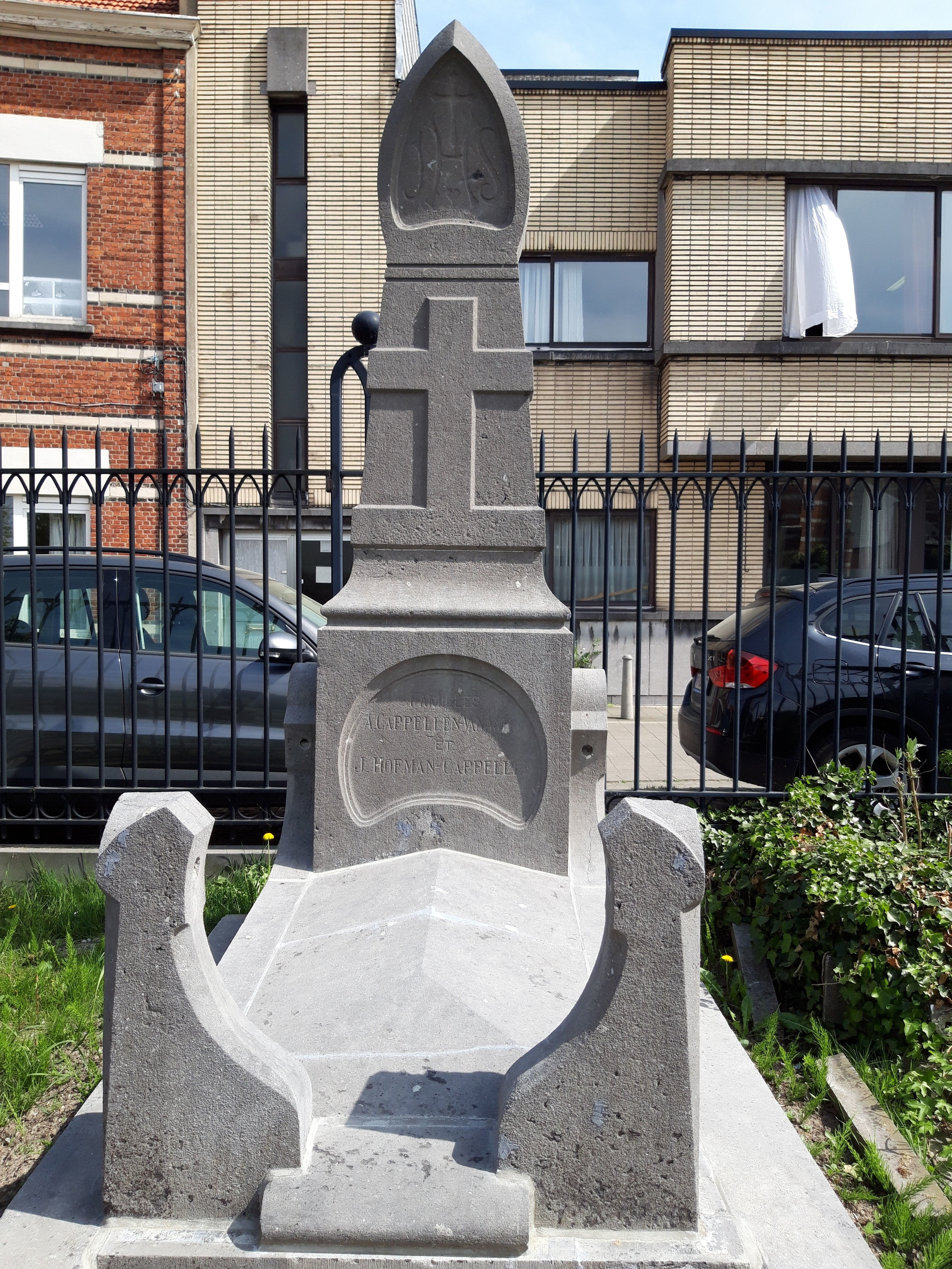 Hier ligt Jules Hofman begraven. Hij ontwierp zelf het grafmonument dat op begraafplaats Sint-Fredeganus in Deurne staat.