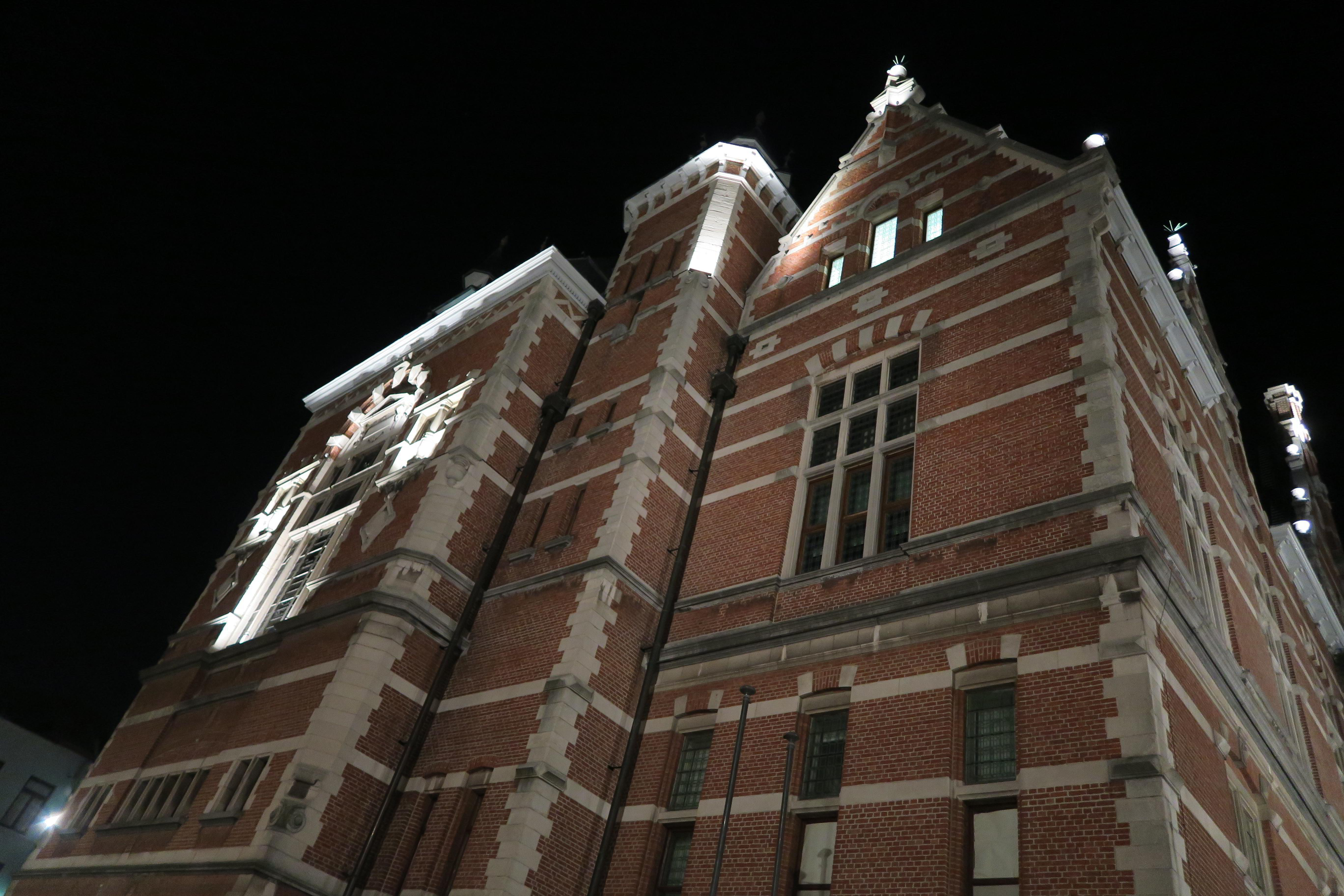 Daarnaast worden de talrijke artistieke details op het gebouw verlicht.