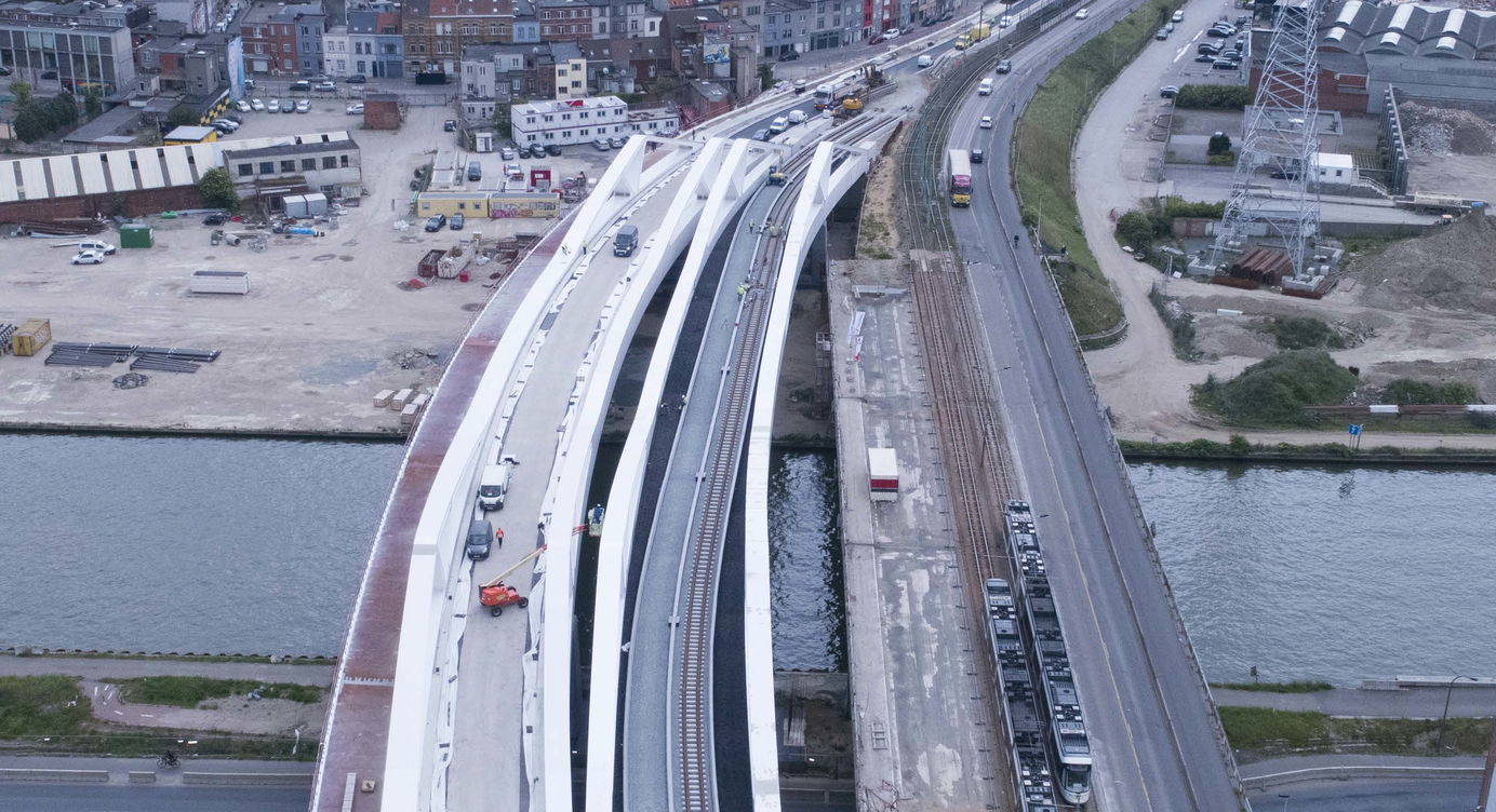 Zicht op de nieuwe wegbrug en trambrug gezien naar Deurne toe