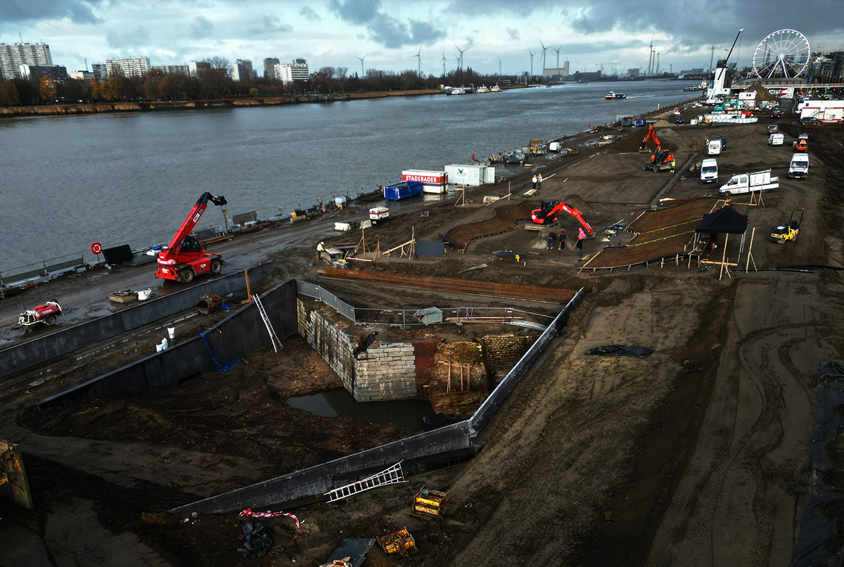 De monumentale zuidflank van het bastion is vrij gegraven en de betonwanden voor de archeologische site aangelegd.