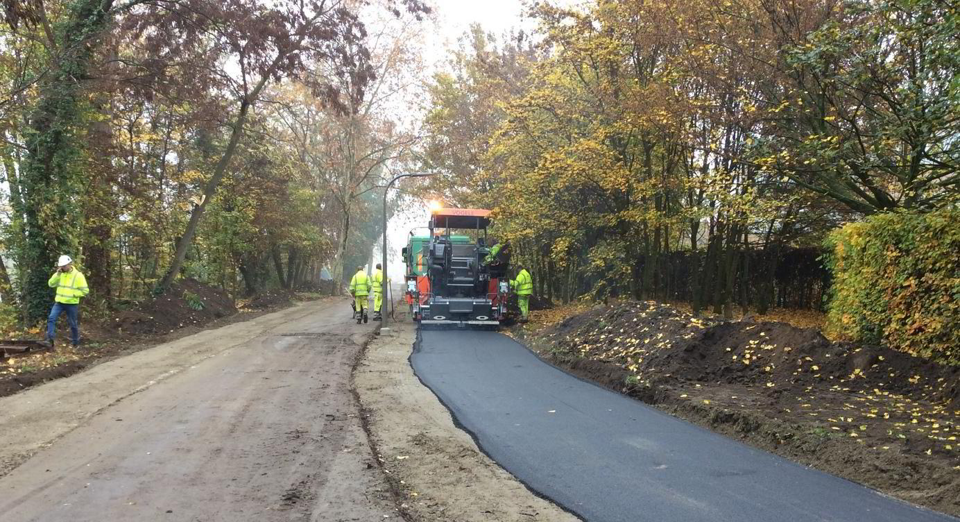 De aanleg van het tijdelijke fietspad. Zo heeft de aannemer voldoende ruimte vrij voor de aanleg van de geluidsberm en de doorgang onder de Stenenbrug.