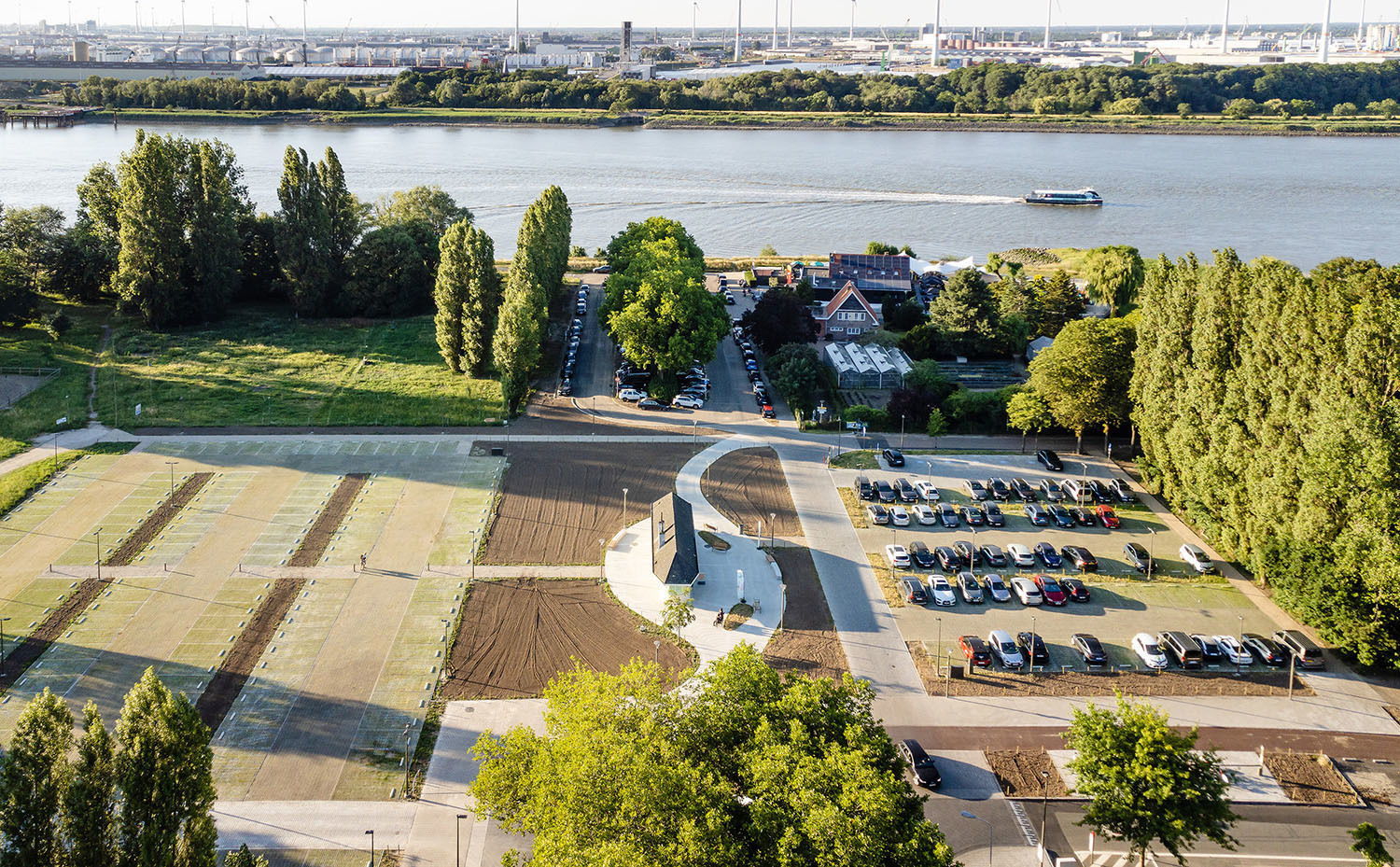 Het einde van de Gloriantlaan werd heraangelegd tot de groene toegangspoort tot Sint-Anneke Plage en de Wandeldijk.