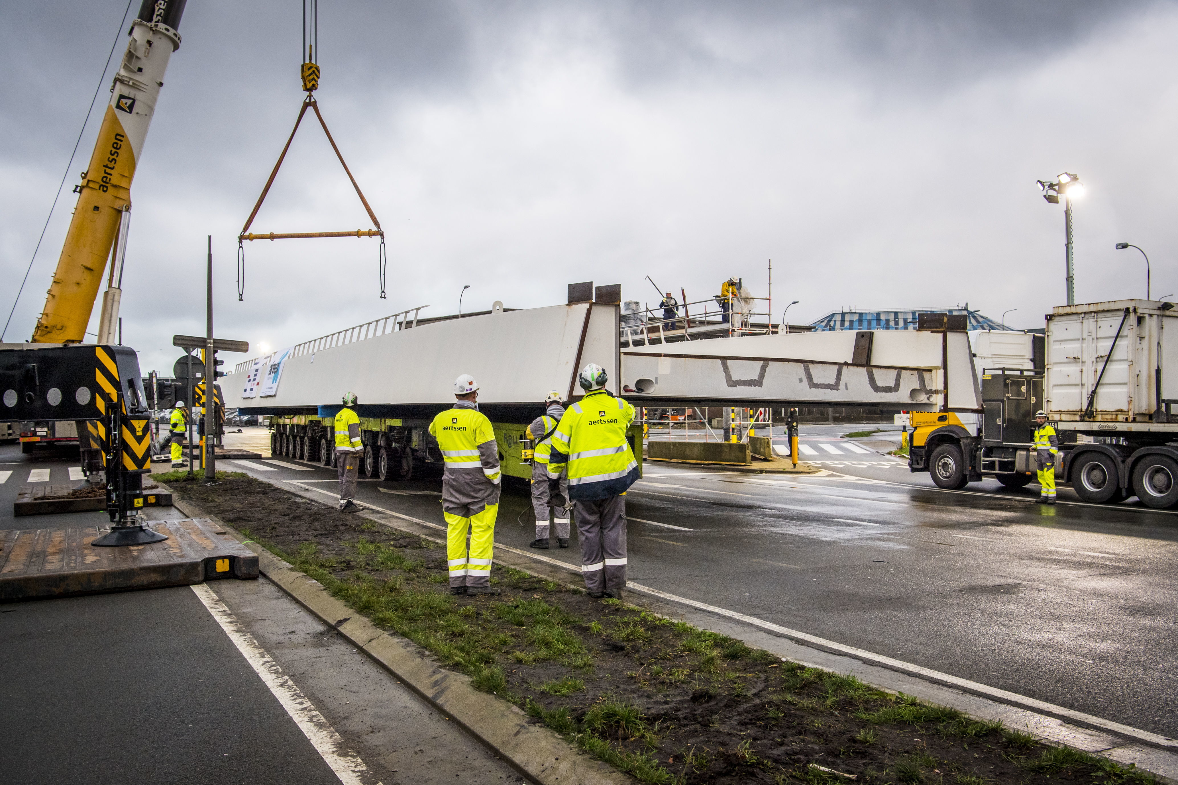 Het eerste brugdeel is op zijn plaats gereden, klaar op door de twee kranen op zijn plek gelegd te worden.