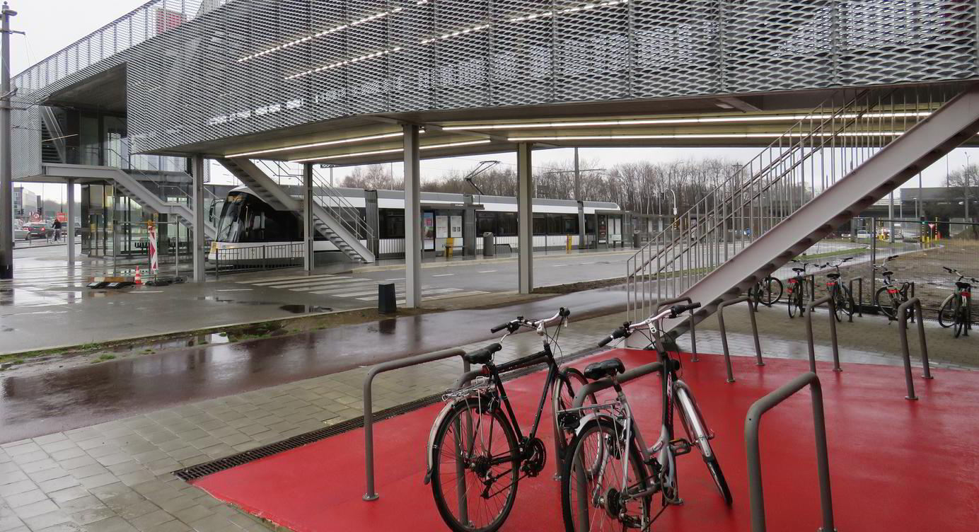 Via de fietsenparking kunnen reizigers veilig van de fiets- en autoparking tot aan de perrons.